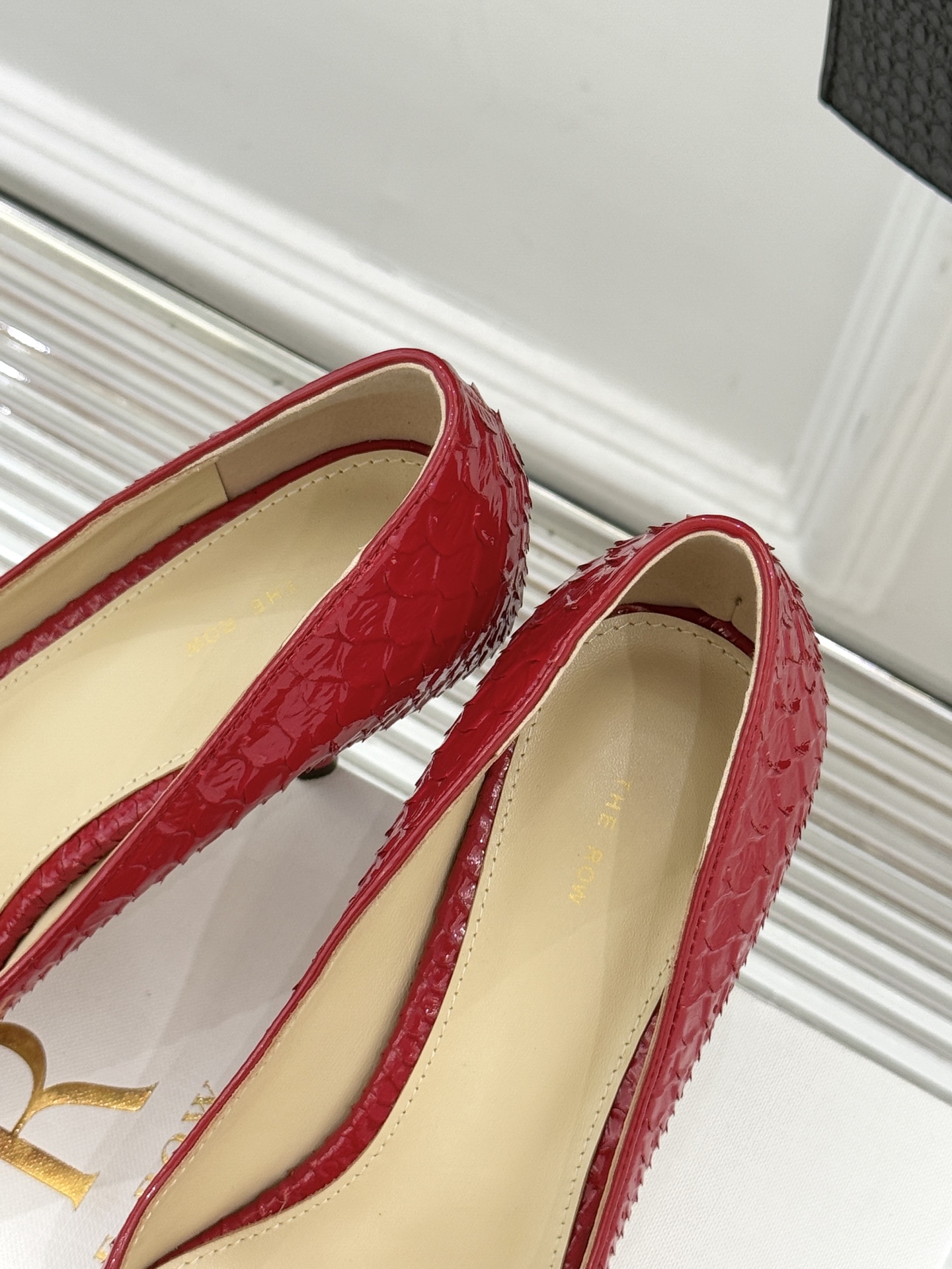 The Row25WF新品蛇皮纹猫跟高跟鞋单鞋这款鞋以细腻纹路勾勒野性优雅低奢猫跟平衡气场与舒适单鞋设计