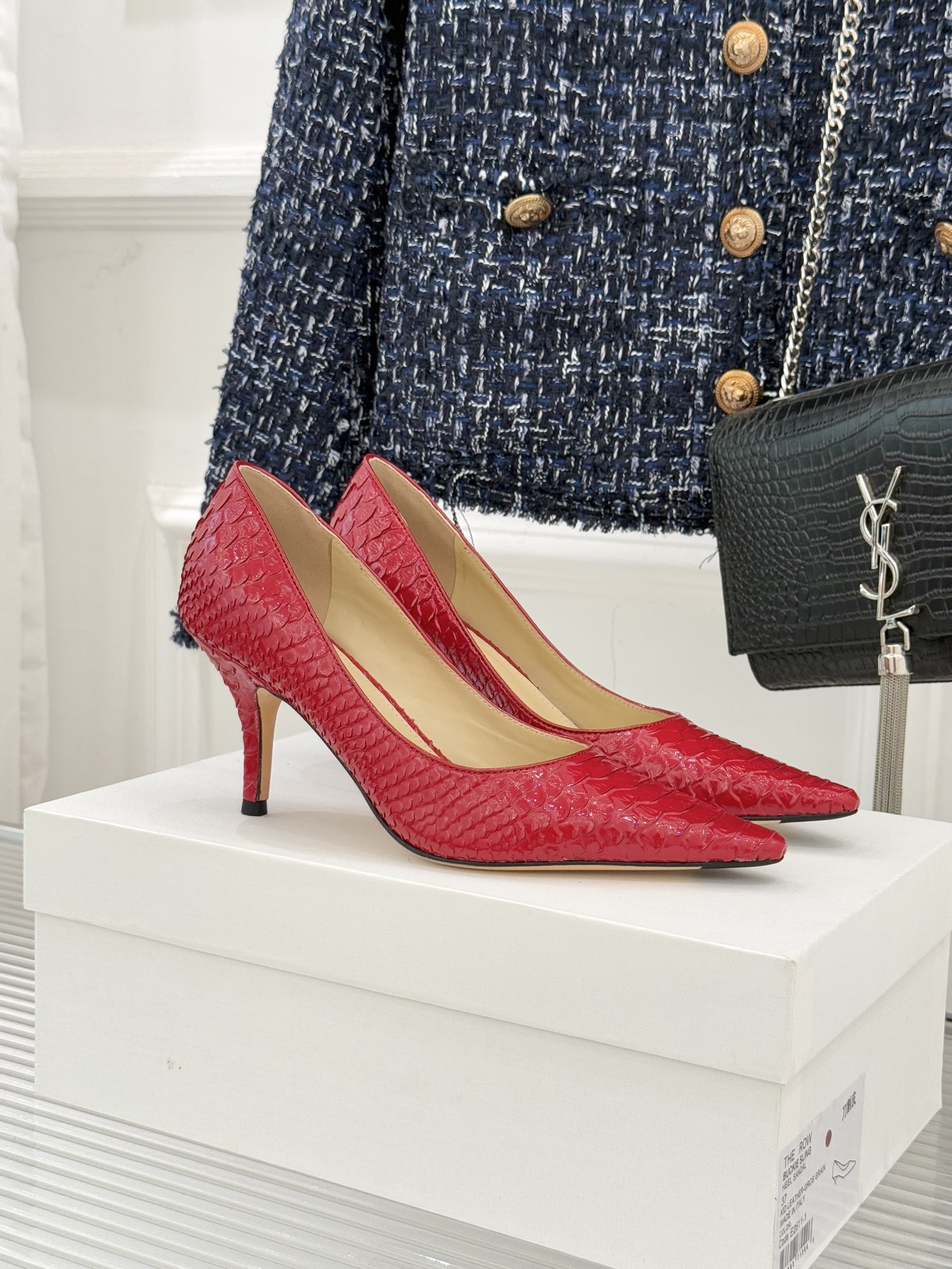 The Row25WF新品蛇皮纹猫跟高跟鞋单鞋这款鞋以细腻纹路勾勒野性优雅低奢猫跟平衡气场与舒适单鞋设计