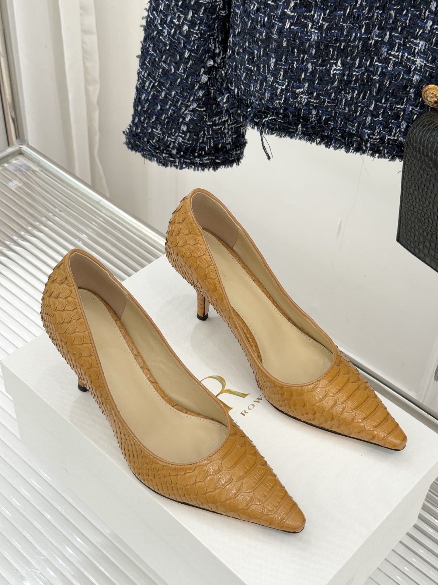 The Row25WF新品蛇皮纹猫跟高跟鞋单鞋这款鞋以细腻纹路勾勒野性优雅低奢猫跟平衡气场与舒适单鞋设计