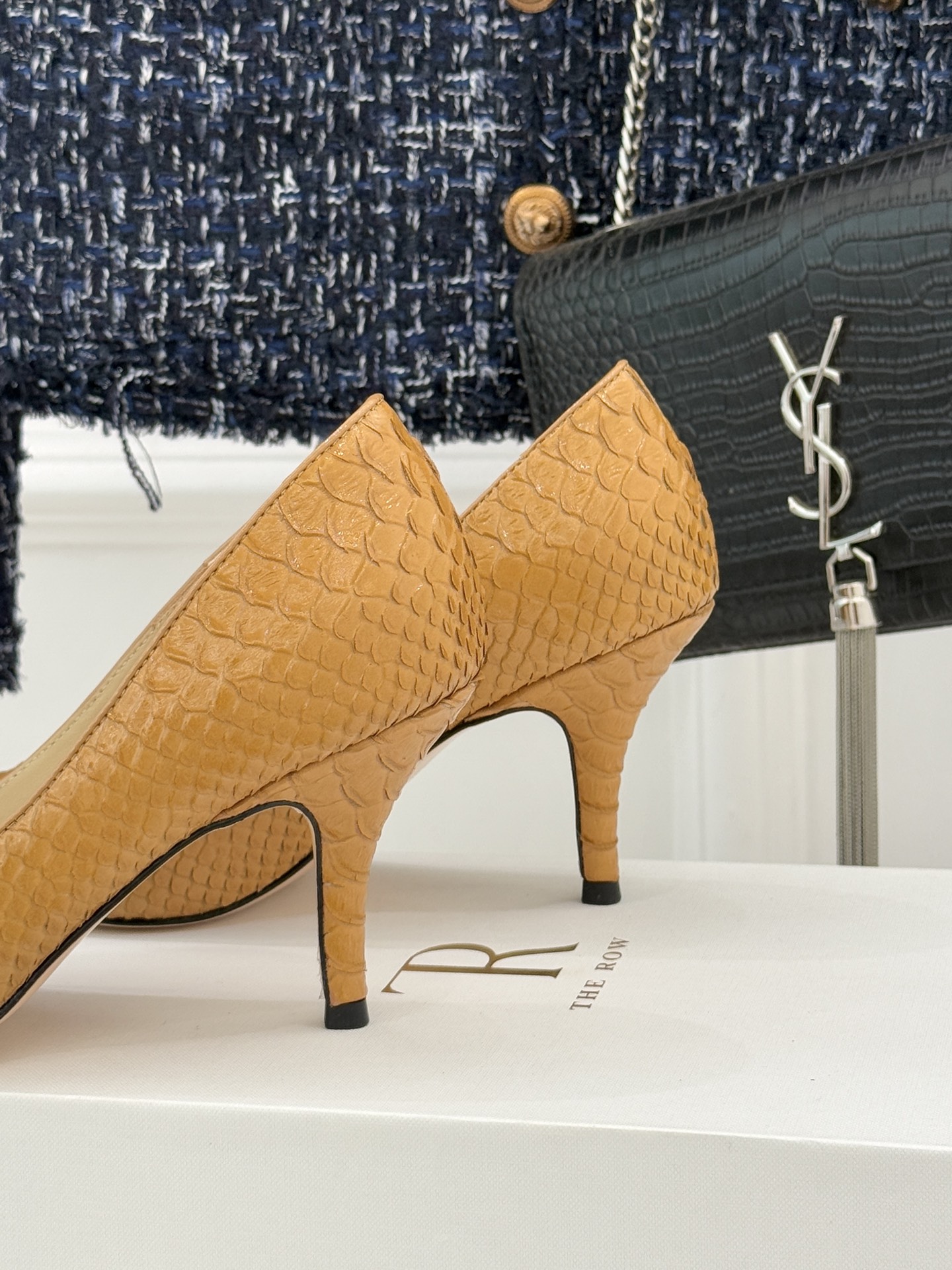 The Row25WF新品蛇皮纹猫跟高跟鞋单鞋这款鞋以细腻纹路勾勒野性优雅低奢猫跟平衡气场与舒适单鞋设计