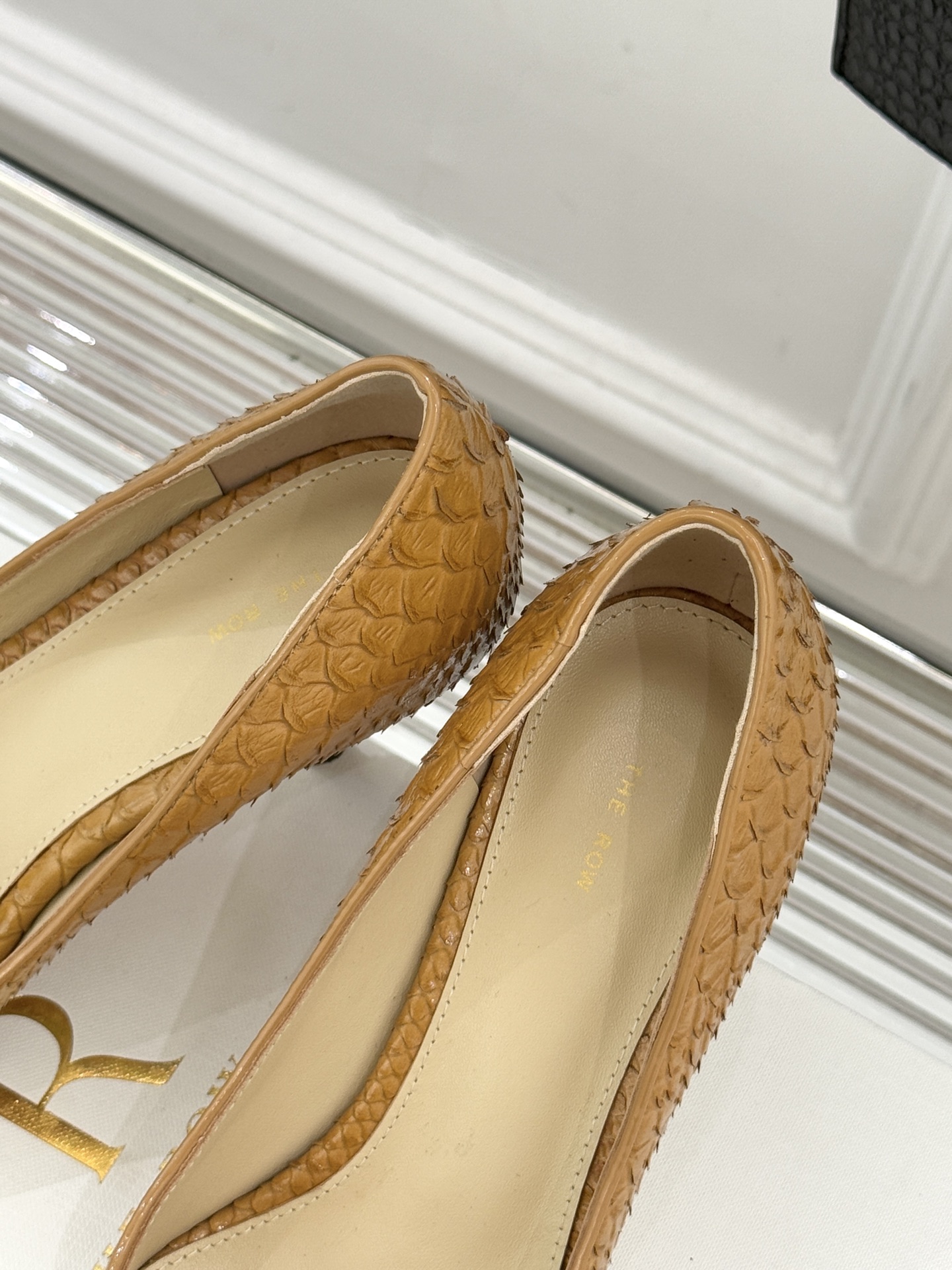 The Row25WF新品蛇皮纹猫跟高跟鞋单鞋这款鞋以细腻纹路勾勒野性优雅低奢猫跟平衡气场与舒适单鞋设计