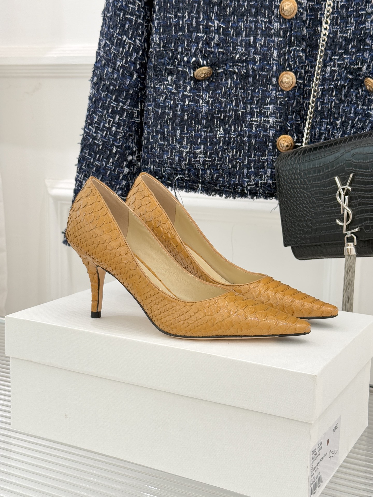 The Row25WF新品蛇皮纹猫跟高跟鞋单鞋这款鞋以细腻纹路勾勒野性优雅低奢猫跟平衡气场与舒适单鞋设计