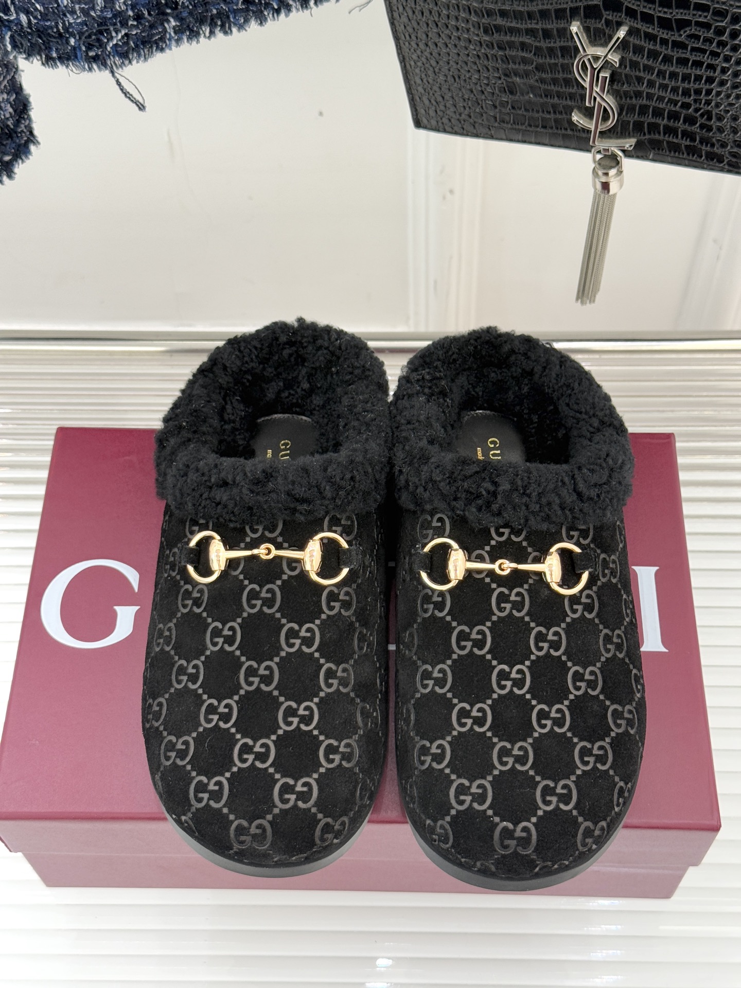Gucci/古驰25WF新品马衔扣压花包头半拖毛拖经典马衔扣压花烙刻品牌基因进口柔软羊羔毛感裹住脚踝包头