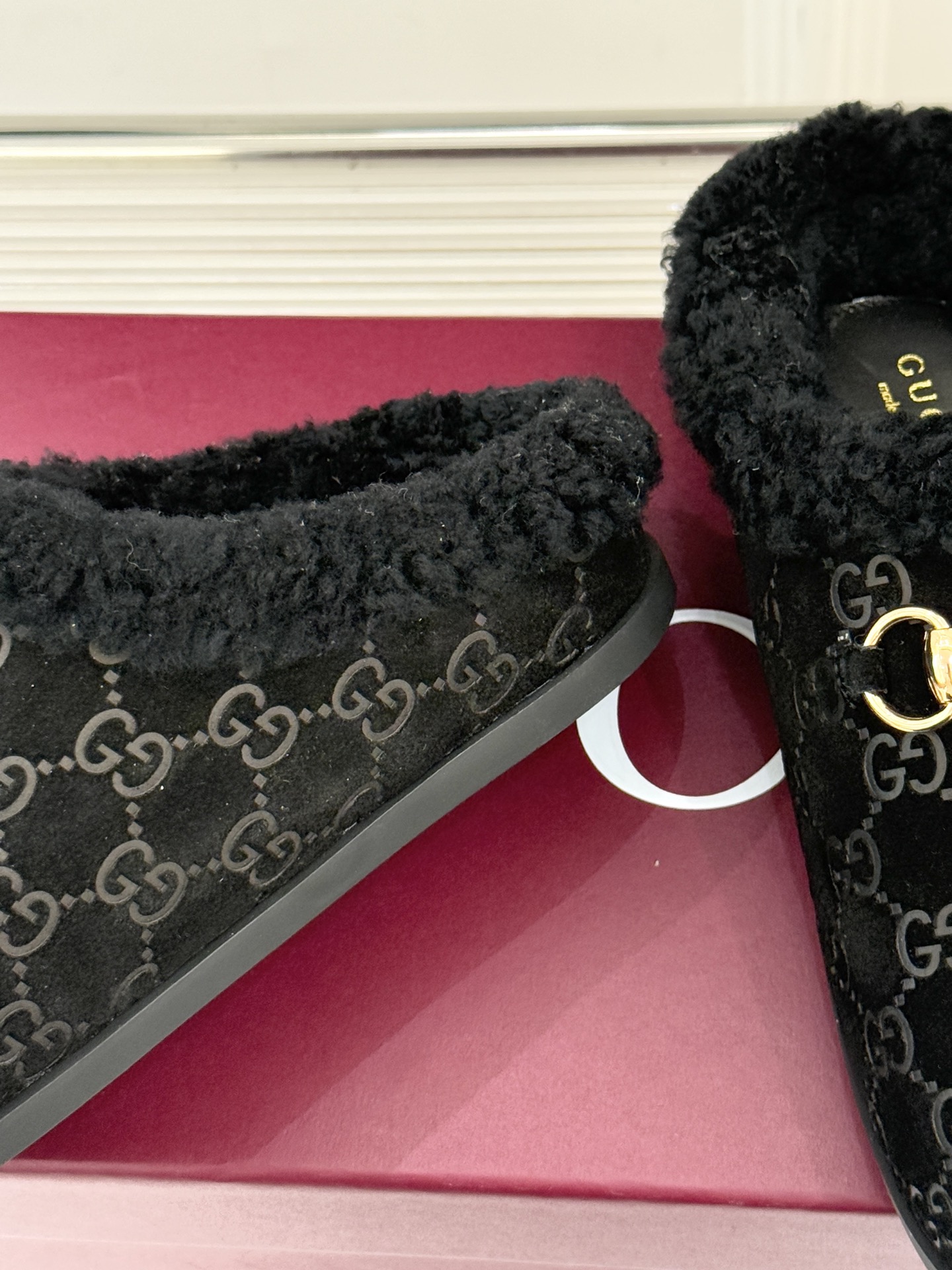 Gucci/古驰25WF新品马衔扣压花包头半拖毛拖经典马衔扣压花烙刻品牌基因进口柔软羊羔毛感裹住脚踝包头