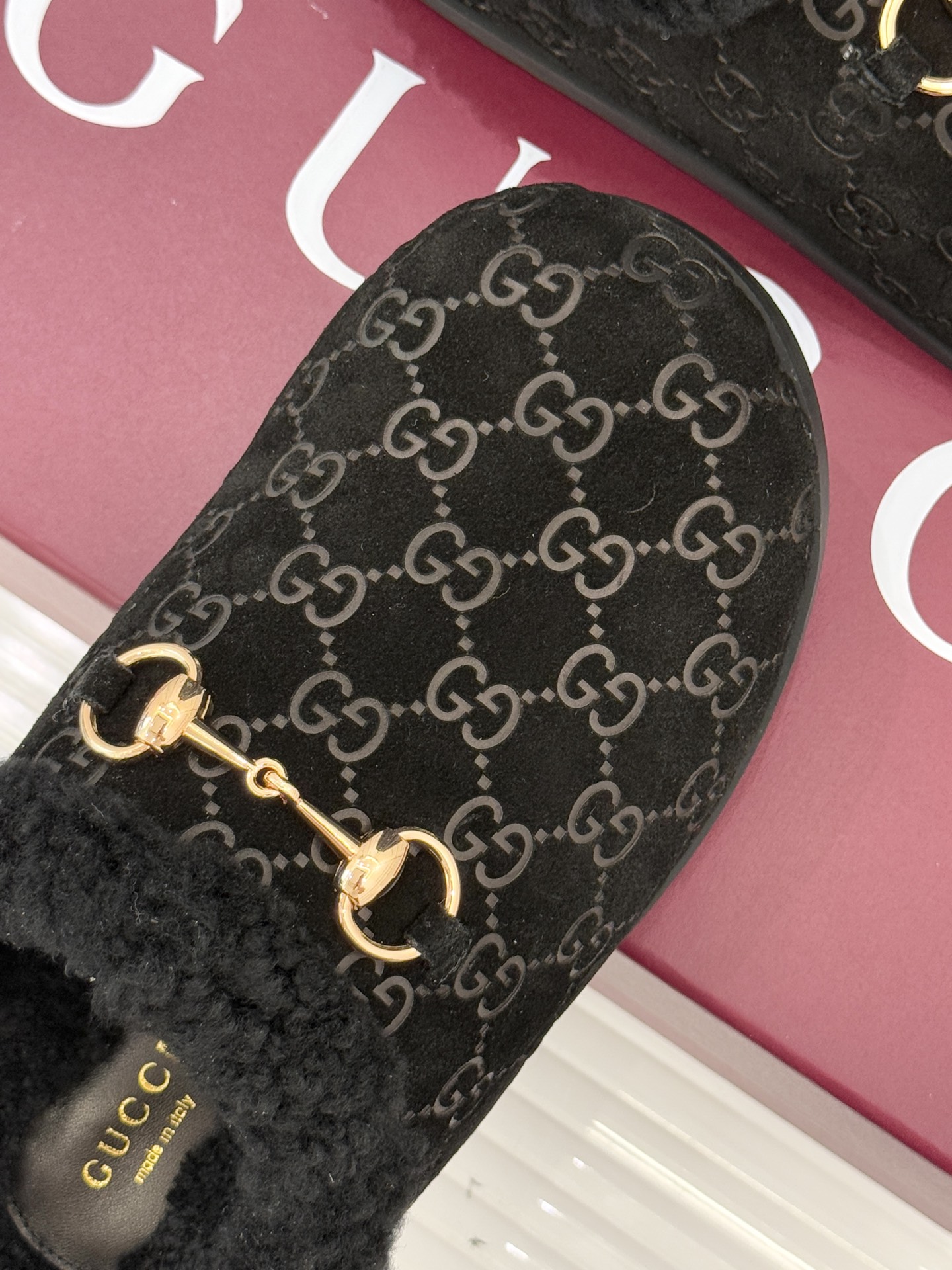 Gucci/古驰25WF新品马衔扣压花包头半拖毛拖经典马衔扣压花烙刻品牌基因进口柔软羊羔毛感裹住脚踝包头