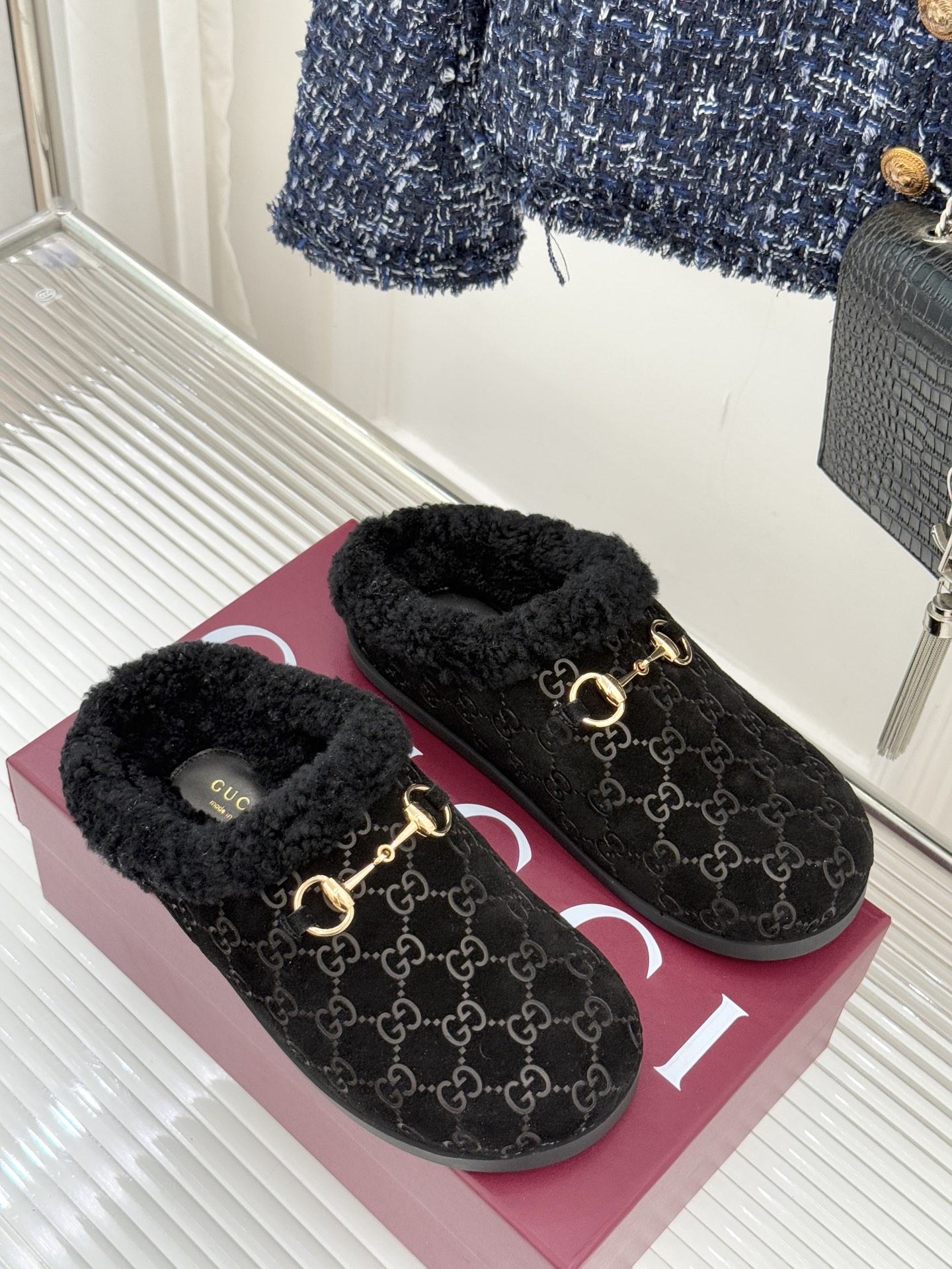 Gucci/古驰25WF新品马衔扣压花包头半拖毛拖经典马衔扣压花烙刻品牌基因进口柔软羊羔毛感裹住脚踝包头