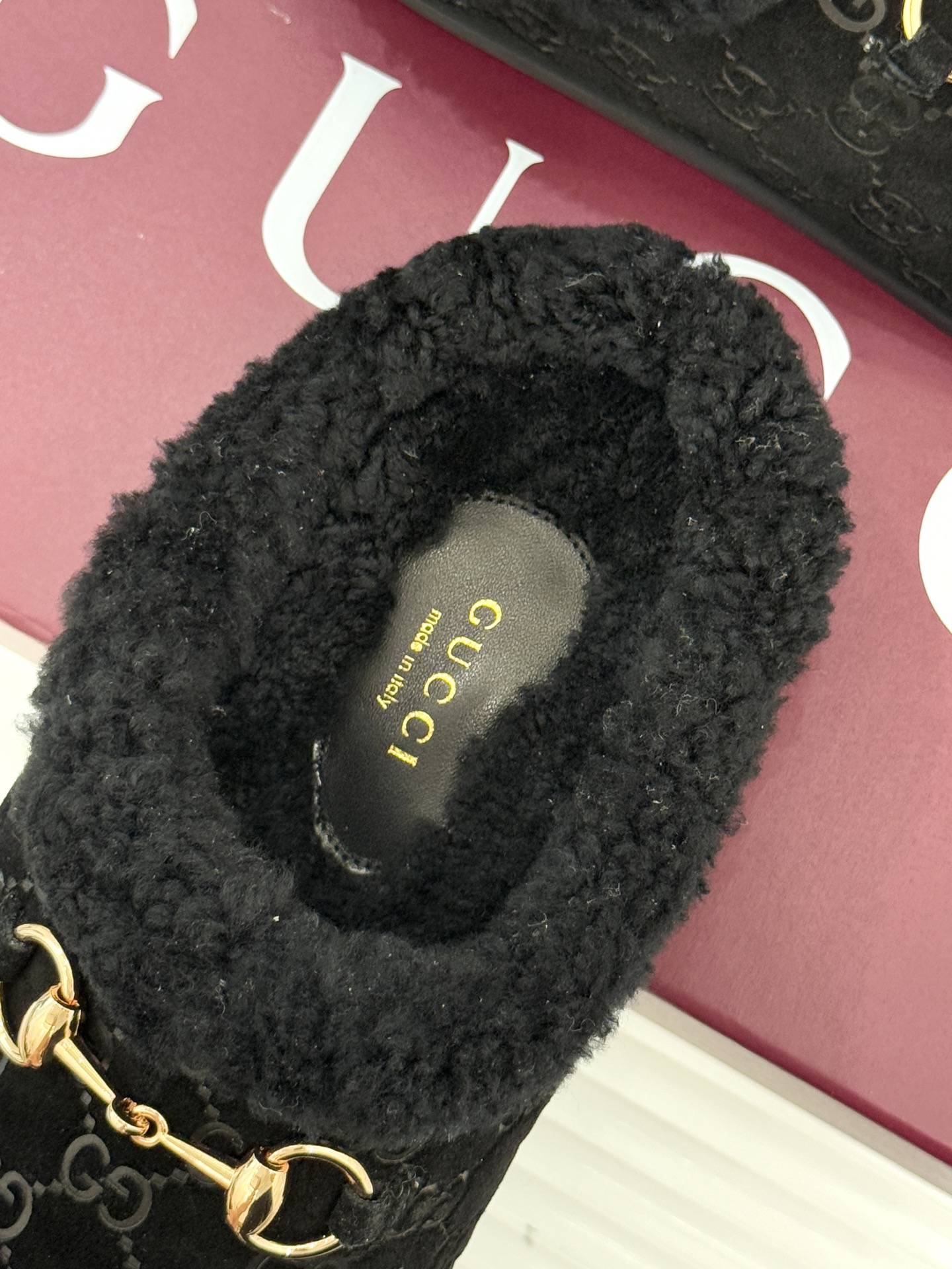 Gucci/古驰25WF新品马衔扣压花包头半拖毛拖经典马衔扣压花烙刻品牌基因进口柔软羊羔毛感裹住脚踝包头
