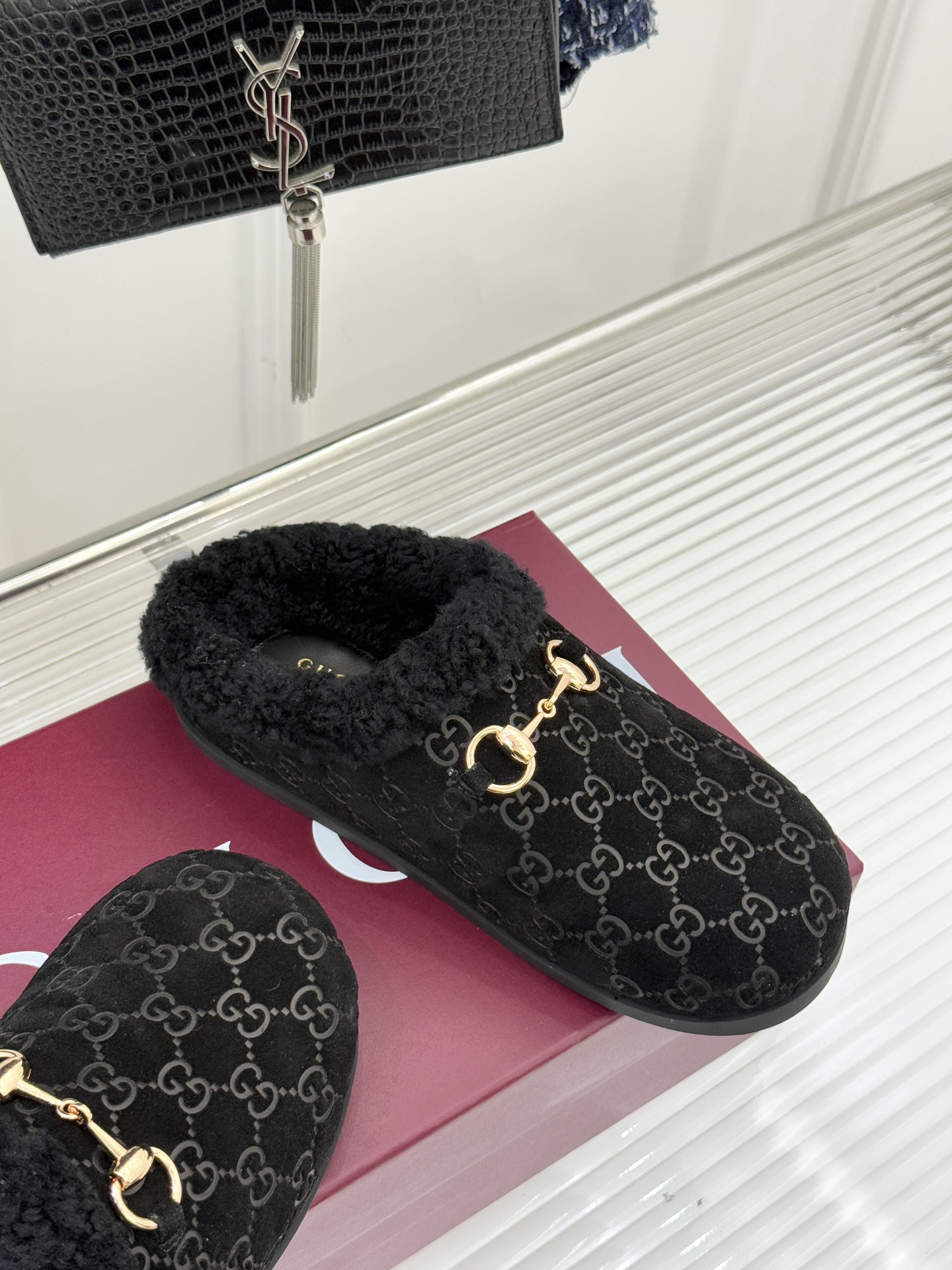 Gucci/古驰25WF新品马衔扣压花包头半拖毛拖经典马衔扣压花烙刻品牌基因进口柔软羊羔毛感裹住脚踝包头