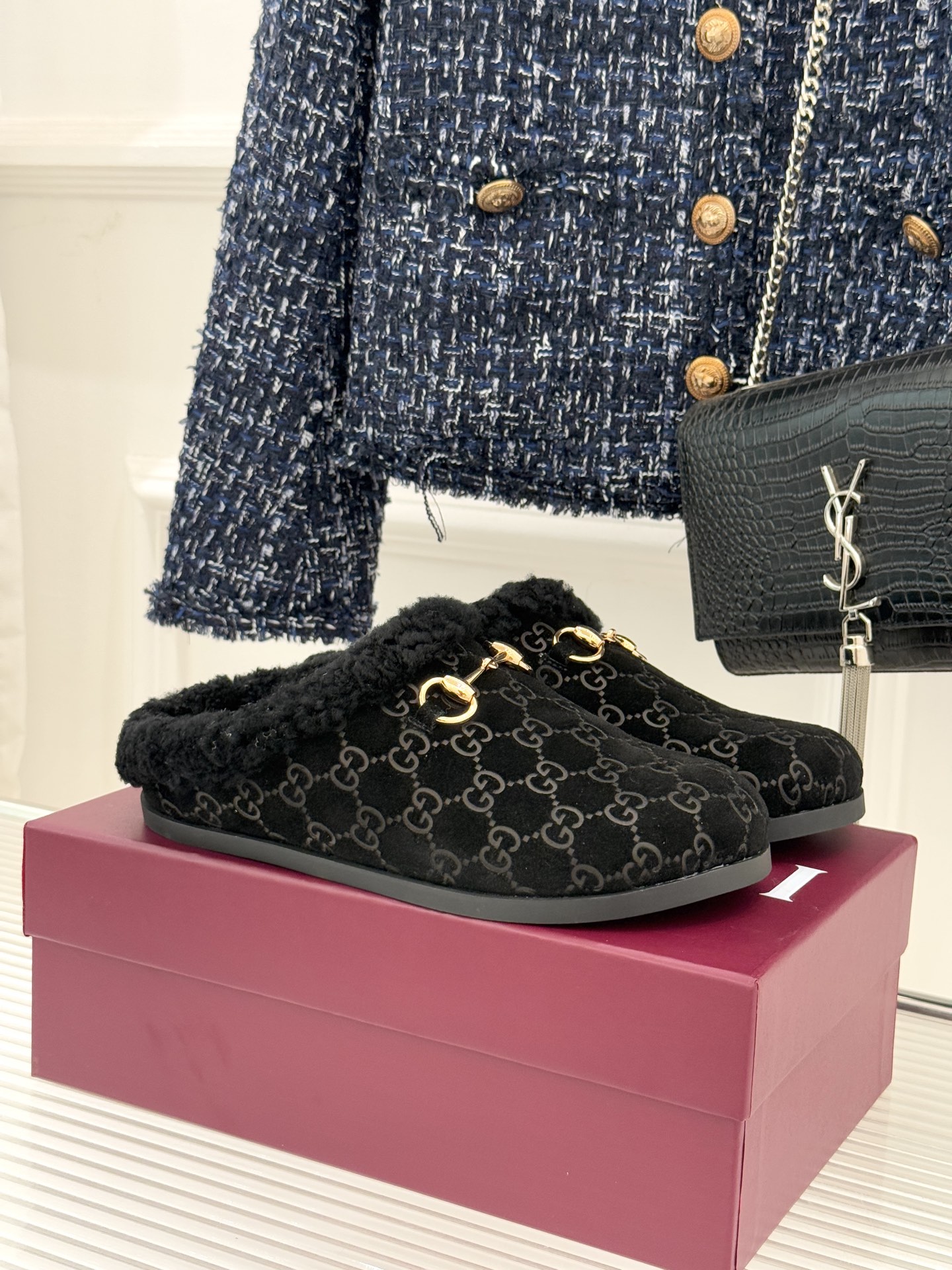 Gucci/古驰25WF新品马衔扣压花包头半拖毛拖经典马衔扣压花烙刻品牌基因进口柔软羊羔毛感裹住脚踝包头