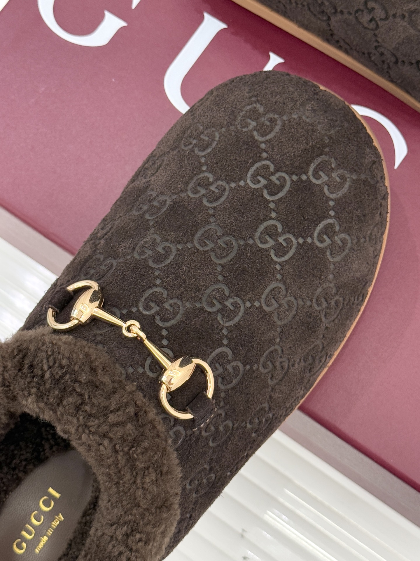 Gucci/古驰25WF新品马衔扣压花包头半拖毛拖经典马衔扣压花烙刻品牌基因进口柔软羊羔毛感裹住脚踝包头