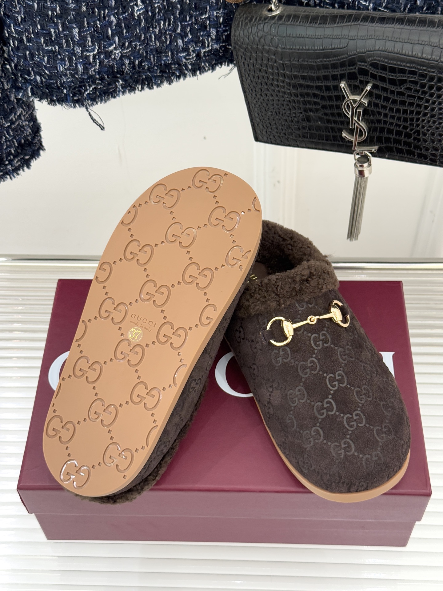 Gucci/古驰25WF新品马衔扣压花包头半拖毛拖经典马衔扣压花烙刻品牌基因进口柔软羊羔毛感裹住脚踝包头