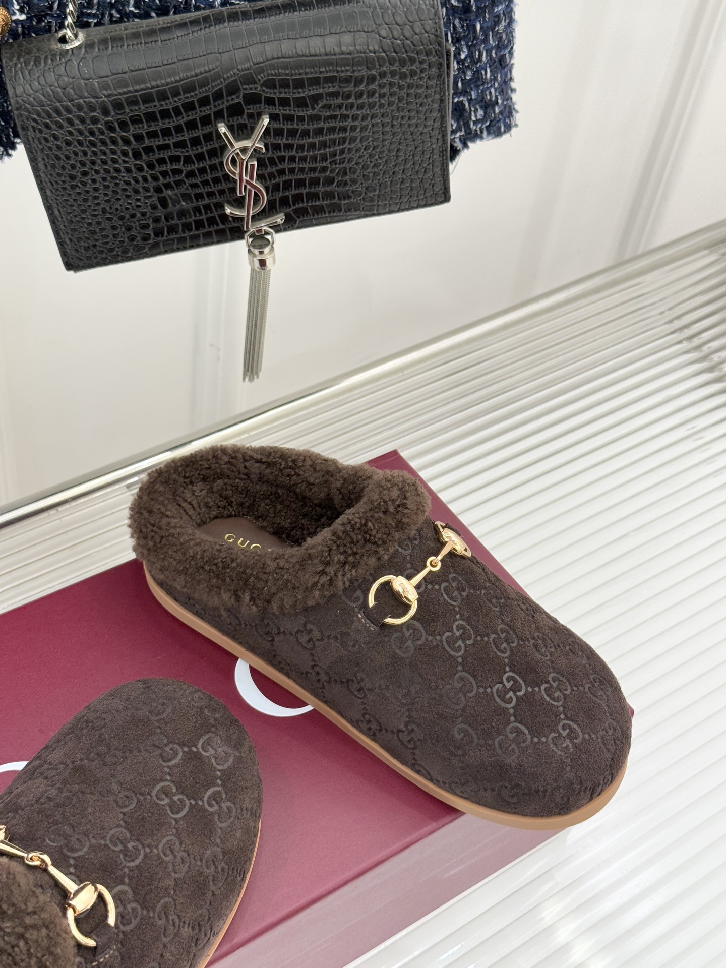 Gucci/古驰25WF新品马衔扣压花包头半拖毛拖经典马衔扣压花烙刻品牌基因进口柔软羊羔毛感裹住脚踝包头