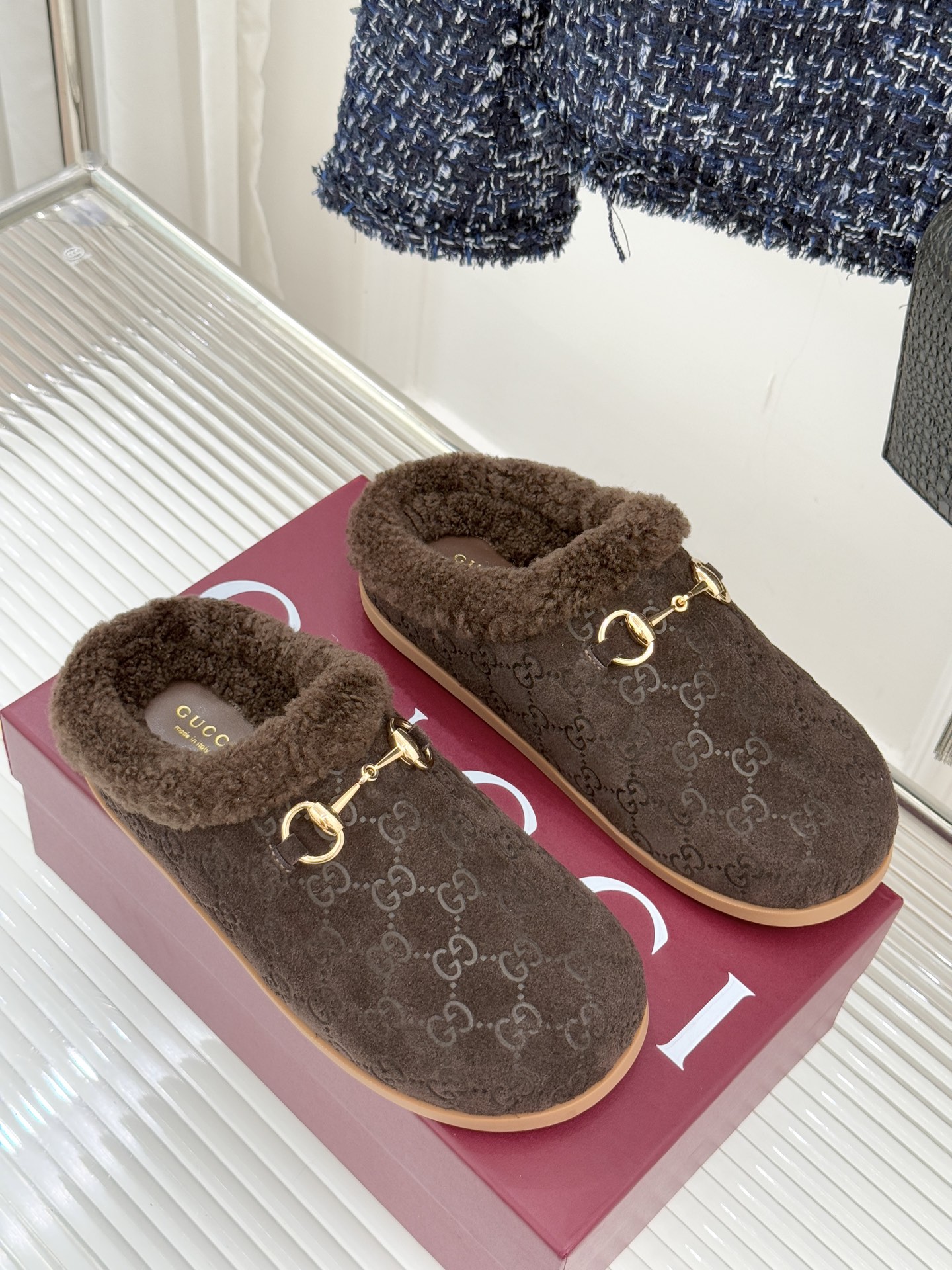 Gucci/古驰25WF新品马衔扣压花包头半拖毛拖经典马衔扣压花烙刻品牌基因进口柔软羊羔毛感裹住脚踝包头