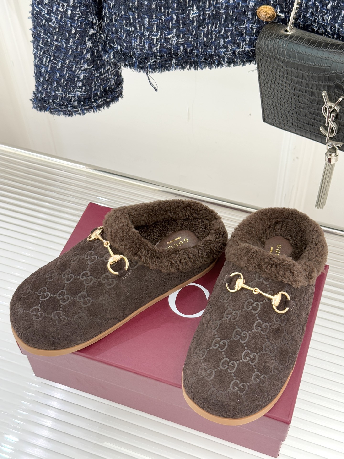 Gucci/古驰25WF新品马衔扣压花包头半拖毛拖经典马衔扣压花烙刻品牌基因进口柔软羊羔毛感裹住脚踝包头