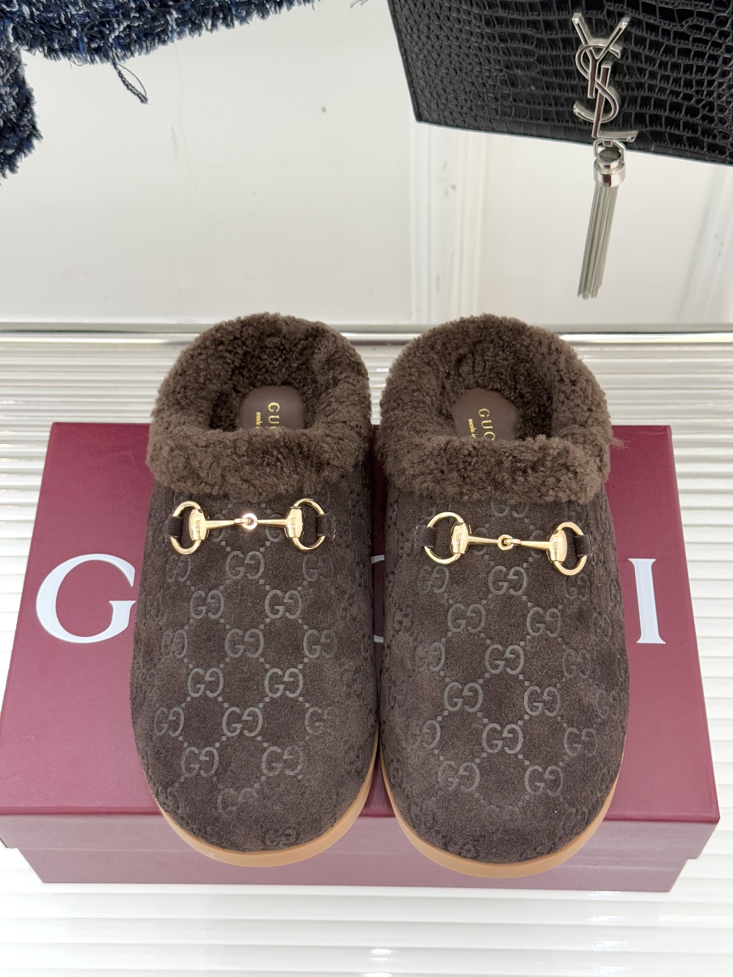 Gucci/古驰25WF新品马衔扣压花包头半拖毛拖经典马衔扣压花烙刻品牌基因进口柔软羊羔毛感裹住脚踝包头