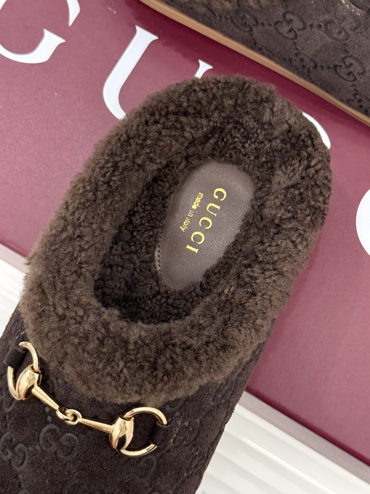 Gucci/古驰25WF新品马衔扣压花包头半拖毛拖经典马衔扣压花烙刻品牌基因进口柔软羊羔毛感裹住脚踝包头