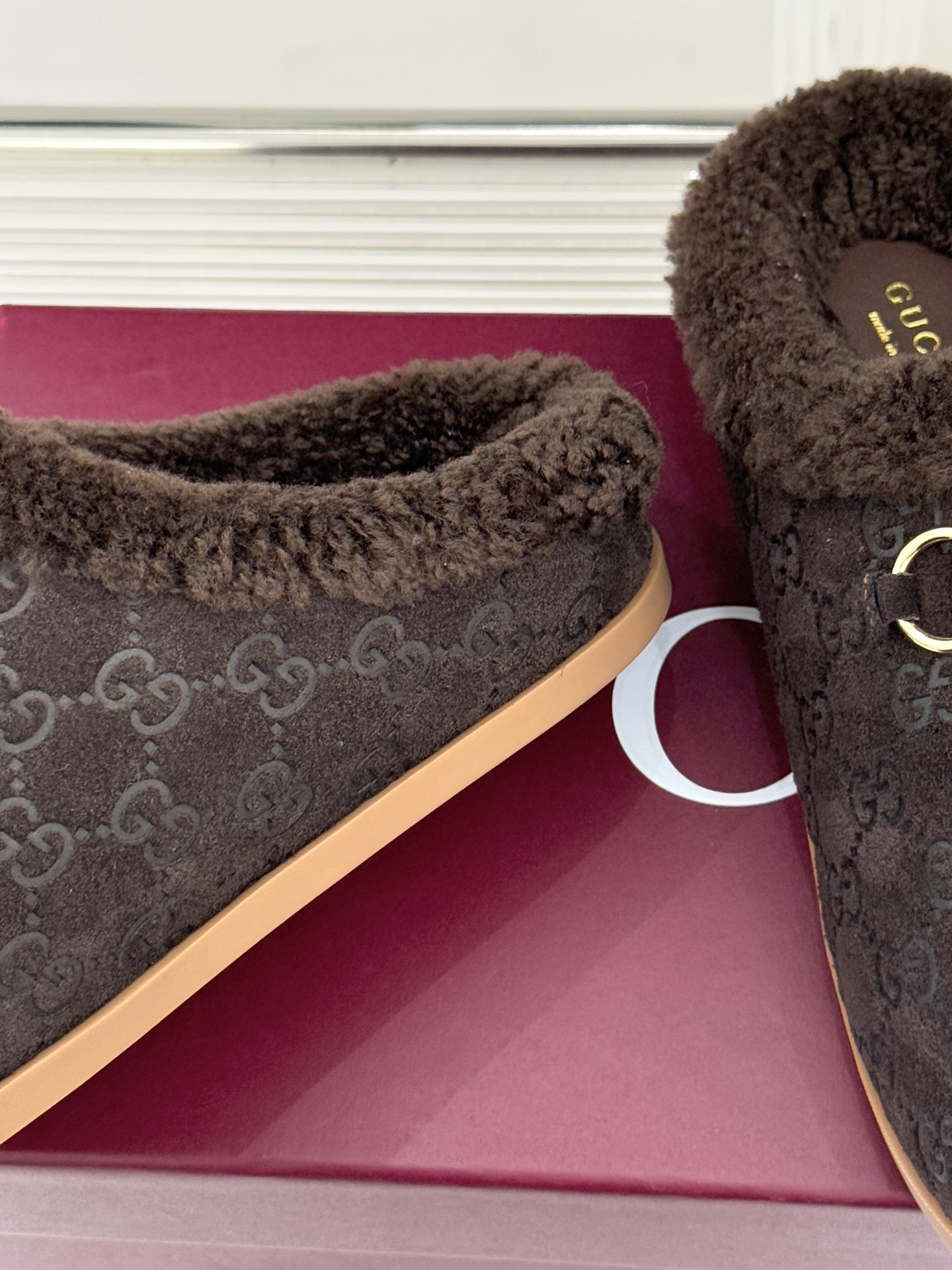 Gucci/古驰25WF新品马衔扣压花包头半拖毛拖经典马衔扣压花烙刻品牌基因进口柔软羊羔毛感裹住脚踝包头