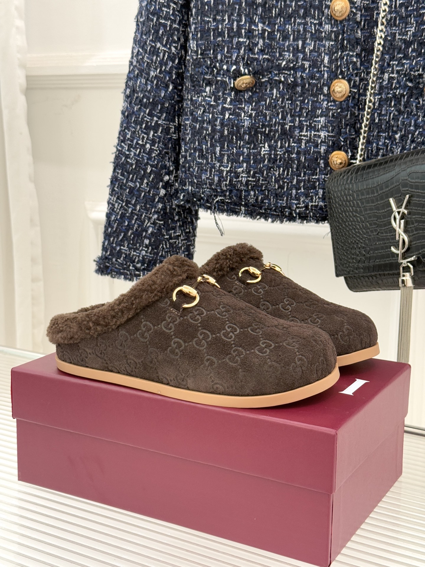 NO:612516,Gucci/Gucci 25WF new horsebit, embossed toe and half mop, classic horsebit embossed with brand genes, imported soft lamb wool wraps around the ankle, toe and half mop design is free and unrestrained, giving off a lazy and luxurious look, full of high-end feel, it is a symbol of exquisiteness at home or out on the street. The fabric is imported from Niujing, and the original mold is used to customize the non-slip outsole.  size35-39 (customized 40/41/42), half-shoes, gucci, gucci19860909Gucci/古驰25WF新品马衔扣 压花包头半拖毛拖 经典马衔扣压花烙刻品牌基因 进口柔软羊羔毛感裹住脚踝 包头半拖设计自在无拘 踩出慵懒贵气 高级感满满 宅家或出街都是精致符号 面料采用原版进口牛京 原版开模定制防滑大底 size35-39（40/41/42定制）,半拖毛毛鞋,gucci,gucci,Women's Shoes