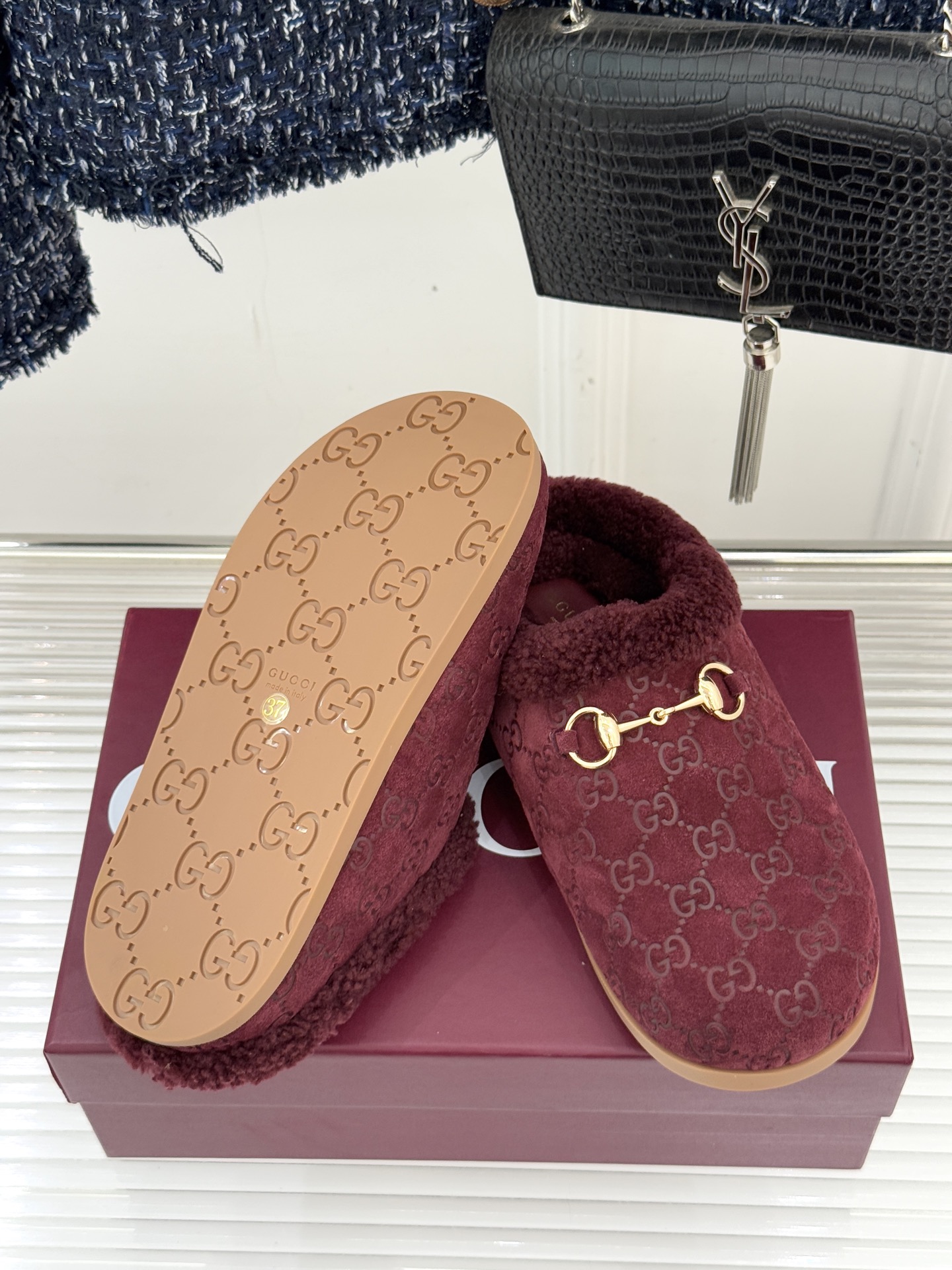 Gucci/古驰25WF新品马衔扣压花包头半拖毛拖经典马衔扣压花烙刻品牌基因进口柔软羊羔毛感裹住脚踝包头