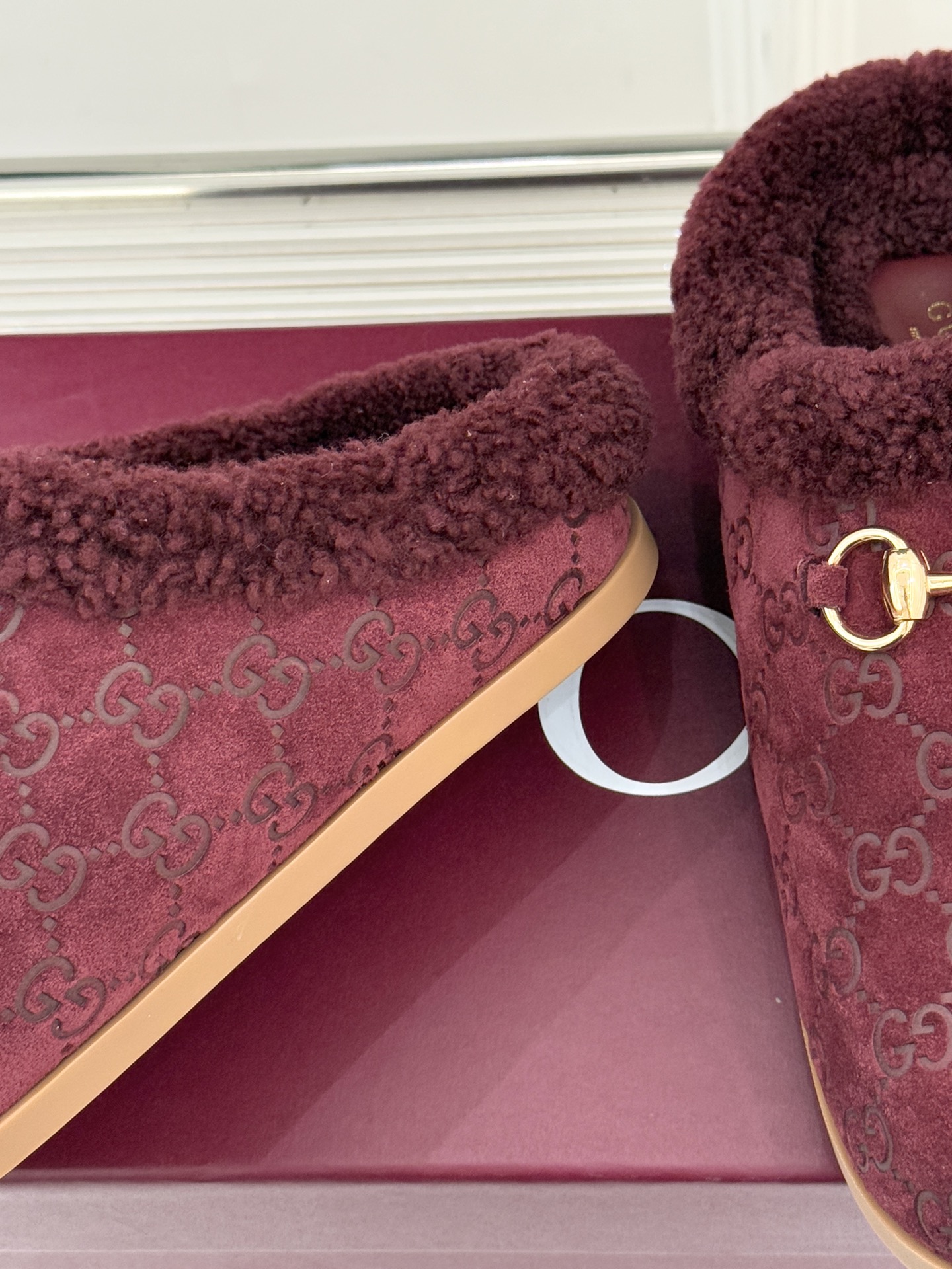 Gucci/古驰25WF新品马衔扣压花包头半拖毛拖经典马衔扣压花烙刻品牌基因进口柔软羊羔毛感裹住脚踝包头