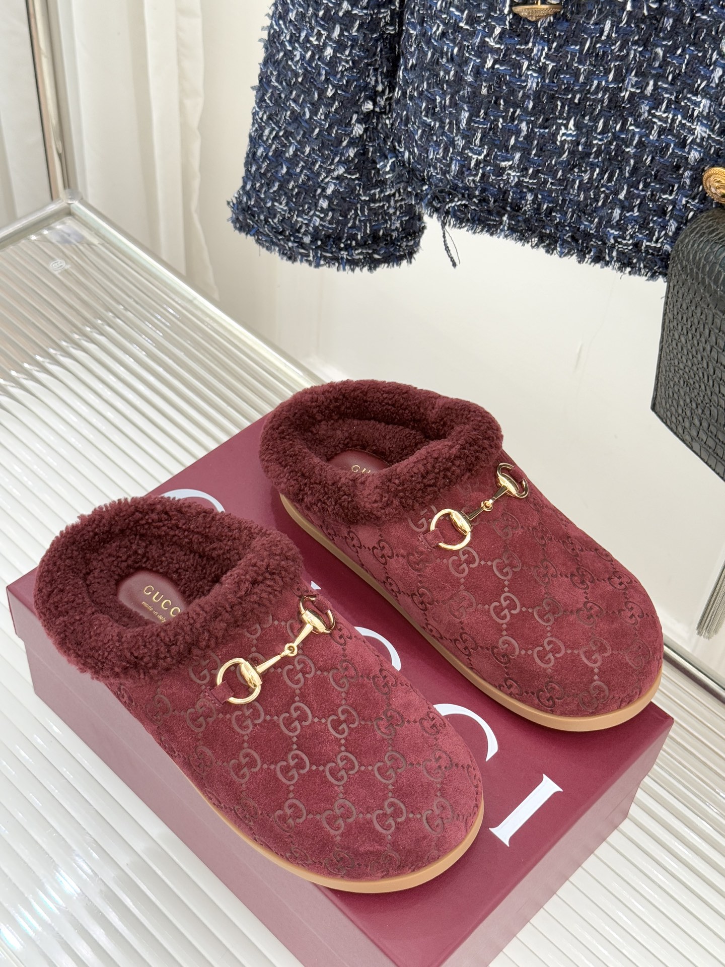 Gucci/古驰25WF新品马衔扣压花包头半拖毛拖经典马衔扣压花烙刻品牌基因进口柔软羊羔毛感裹住脚踝包头