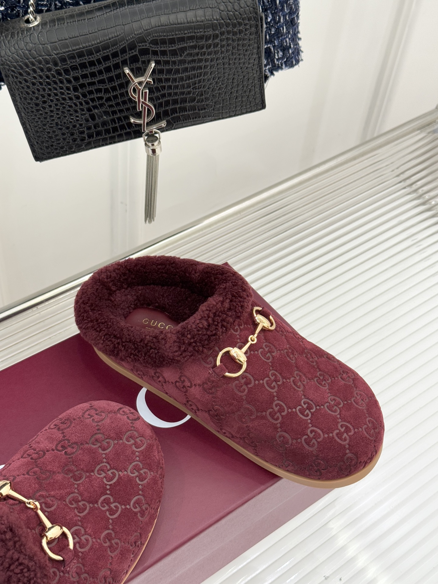 Gucci/古驰25WF新品马衔扣压花包头半拖毛拖经典马衔扣压花烙刻品牌基因进口柔软羊羔毛感裹住脚踝包头