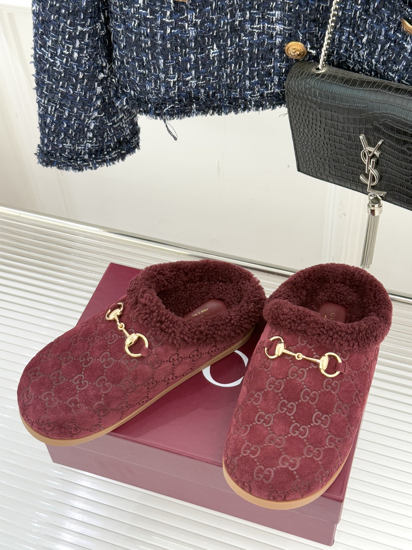 Gucci/古驰25WF新品马衔扣压花包头半拖毛拖经典马衔扣压花烙刻品牌基因进口柔软羊羔毛感裹住脚踝包头