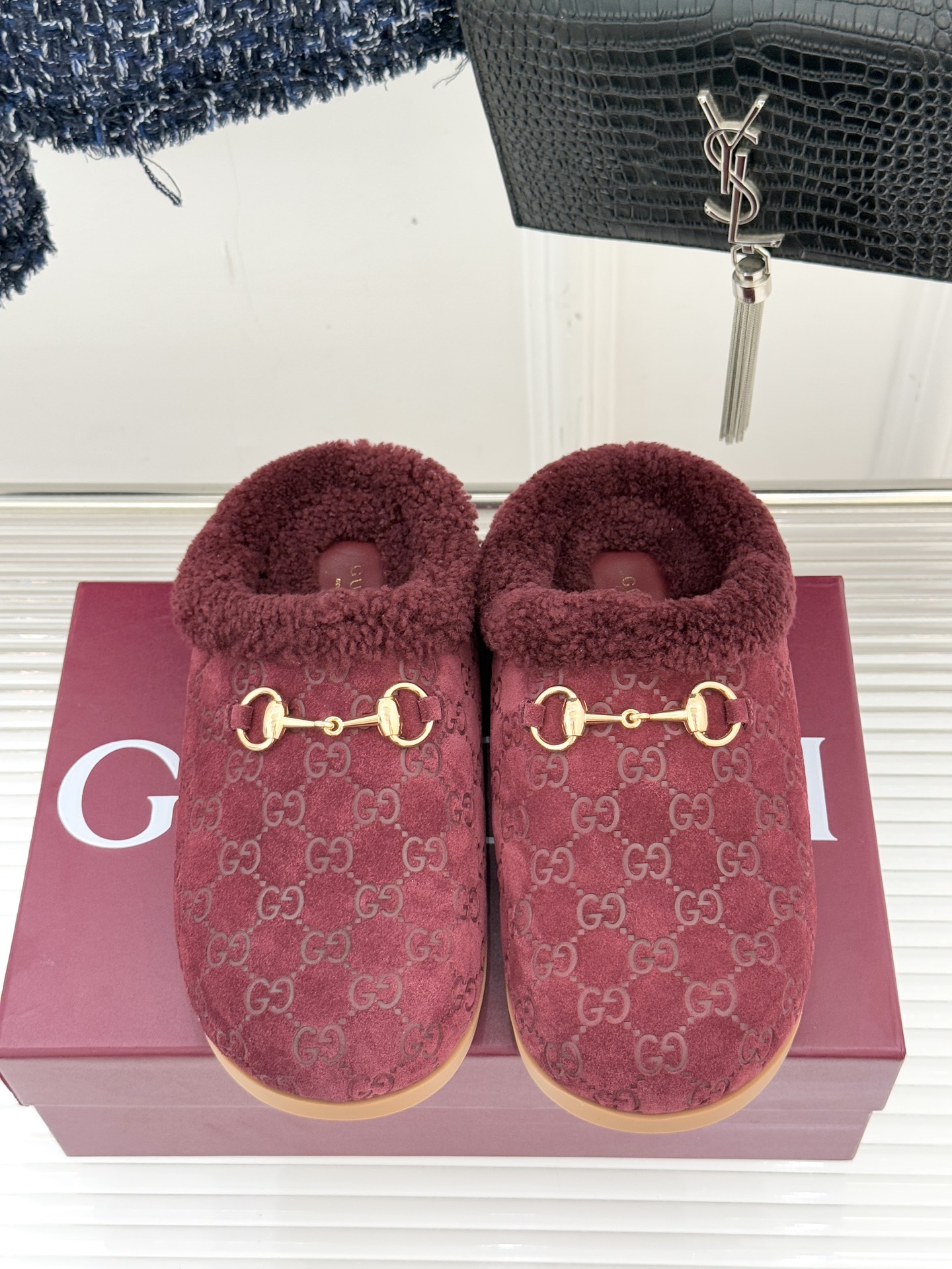 Gucci/古驰25WF新品马衔扣压花包头半拖毛拖经典马衔扣压花烙刻品牌基因进口柔软羊羔毛感裹住脚踝包头