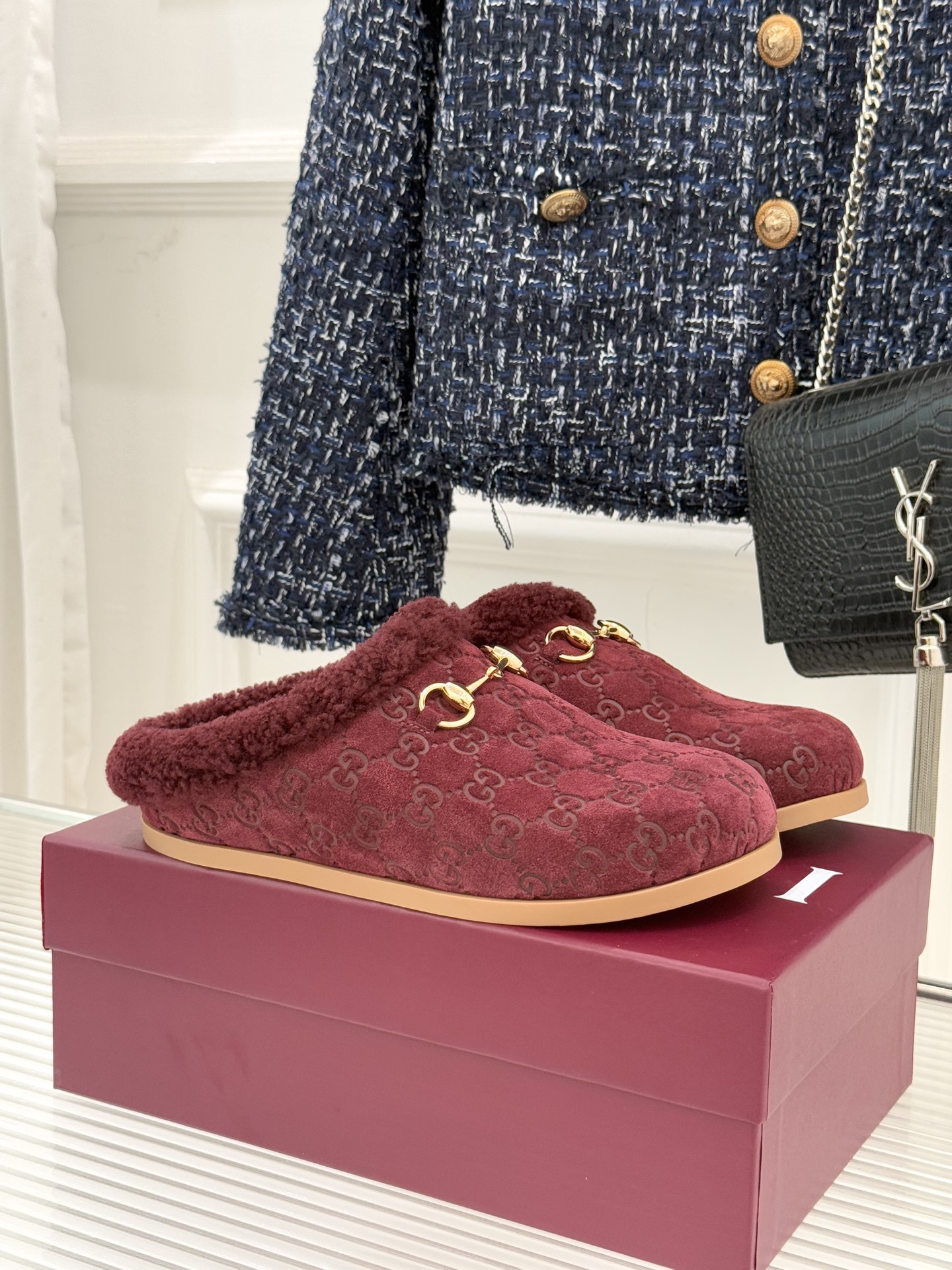 Gucci/古驰25WF新品马衔扣压花包头半拖毛拖经典马衔扣压花烙刻品牌基因进口柔软羊羔毛感裹住脚踝包头