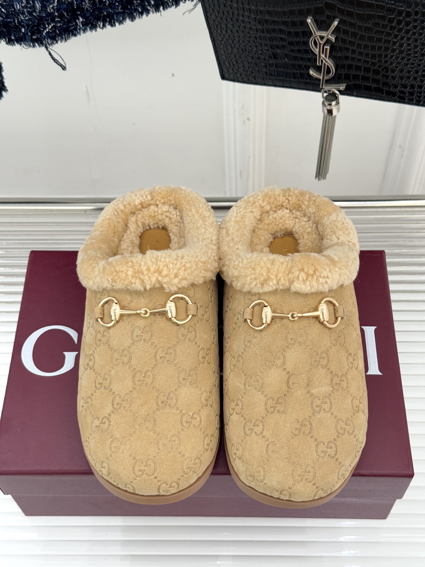 Gucci/古驰25WF新品马衔扣压花包头半拖毛拖经典马衔扣压花烙刻品牌基因进口柔软羊羔毛感裹住脚踝包头