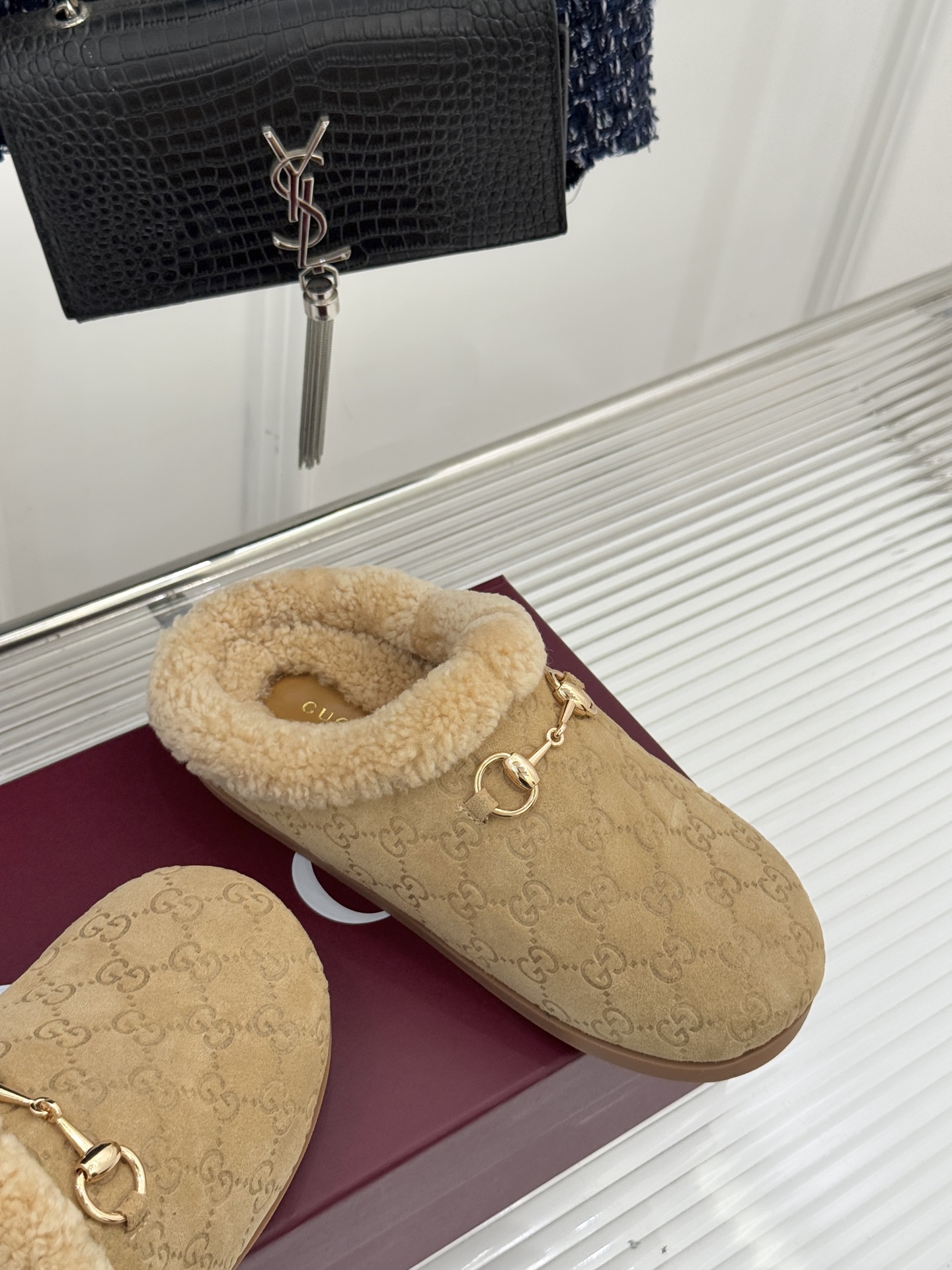 Gucci/古驰25WF新品马衔扣压花包头半拖毛拖经典马衔扣压花烙刻品牌基因进口柔软羊羔毛感裹住脚踝包头