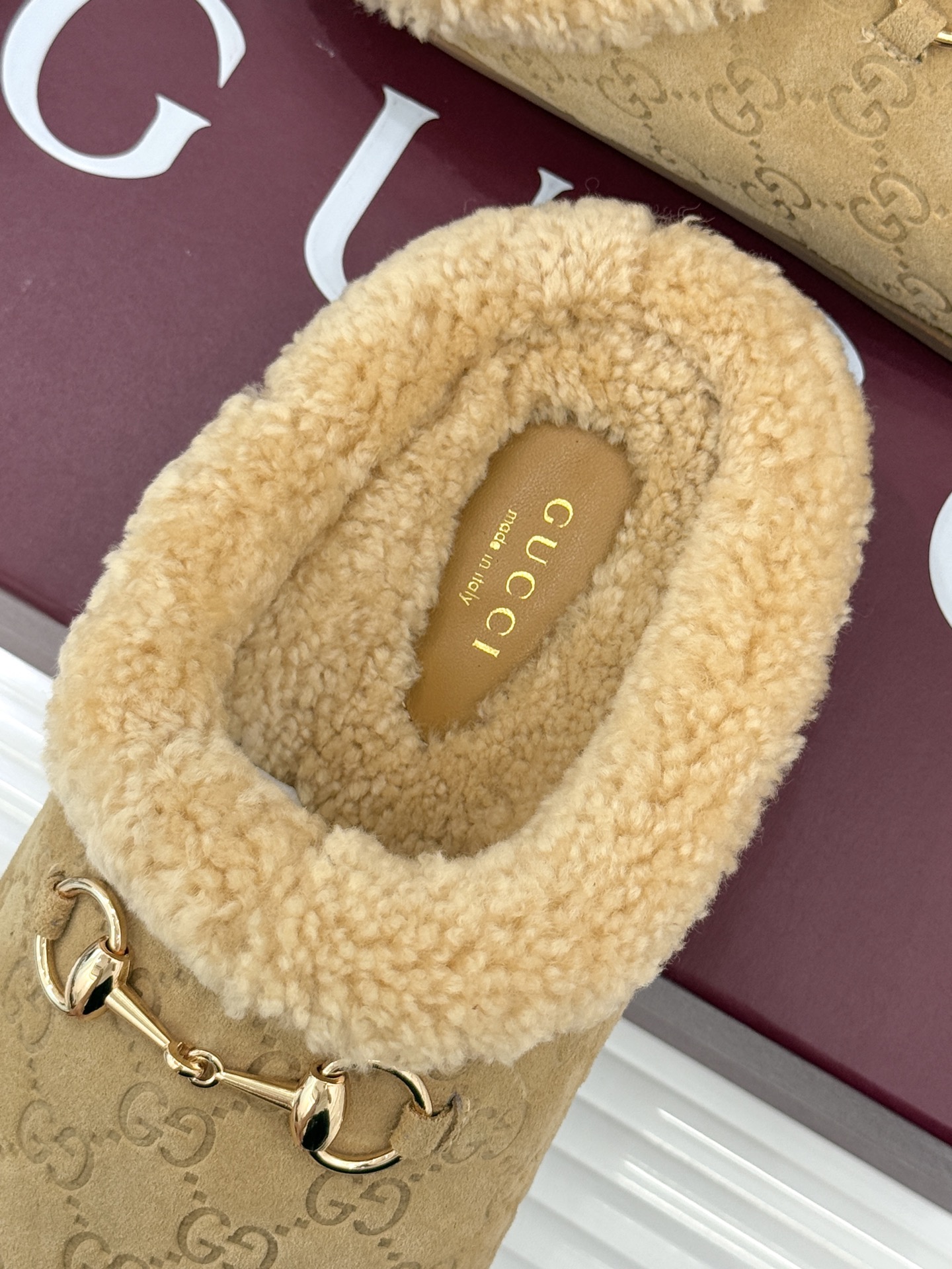 Gucci/古驰25WF新品马衔扣压花包头半拖毛拖经典马衔扣压花烙刻品牌基因进口柔软羊羔毛感裹住脚踝包头