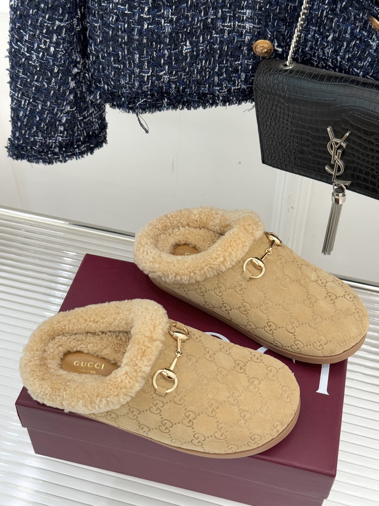 Gucci/古驰25WF新品马衔扣压花包头半拖毛拖经典马衔扣压花烙刻品牌基因进口柔软羊羔毛感裹住脚踝包头