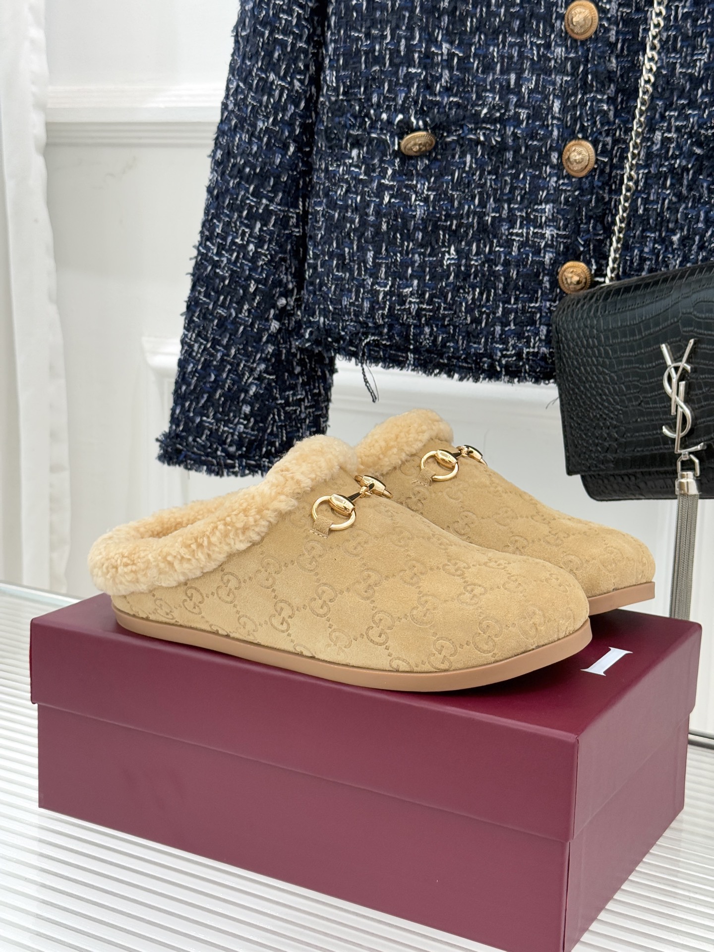 Gucci/古驰25WF新品马衔扣压花包头半拖毛拖经典马衔扣压花烙刻品牌基因进口柔软羊羔毛感裹住脚踝包头