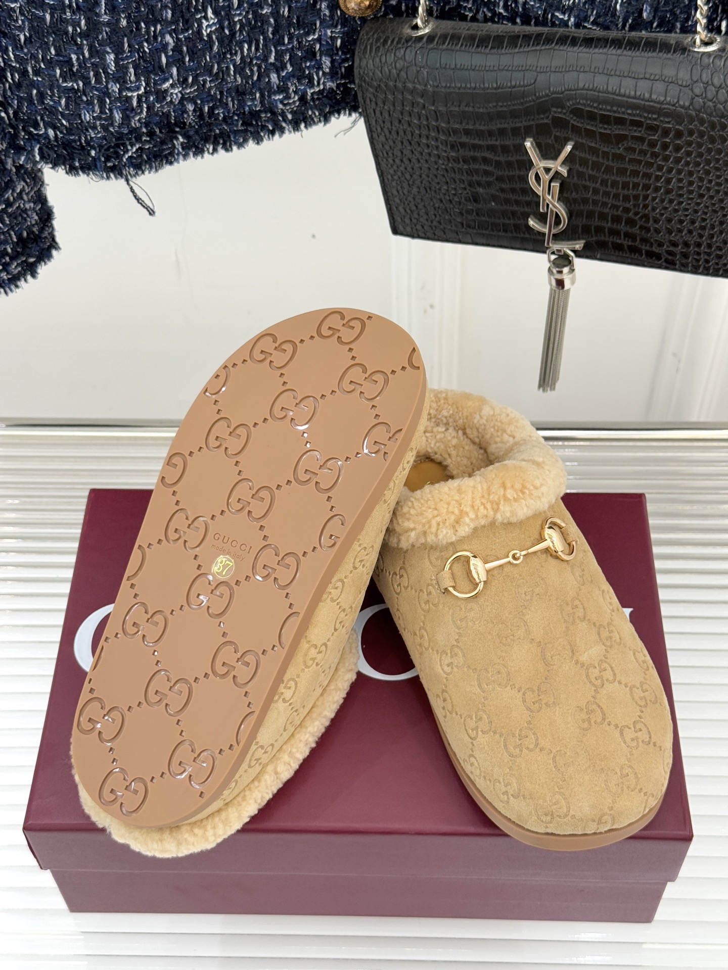 Gucci/古驰25WF新品马衔扣压花包头半拖毛拖经典马衔扣压花烙刻品牌基因进口柔软羊羔毛感裹住脚踝包头