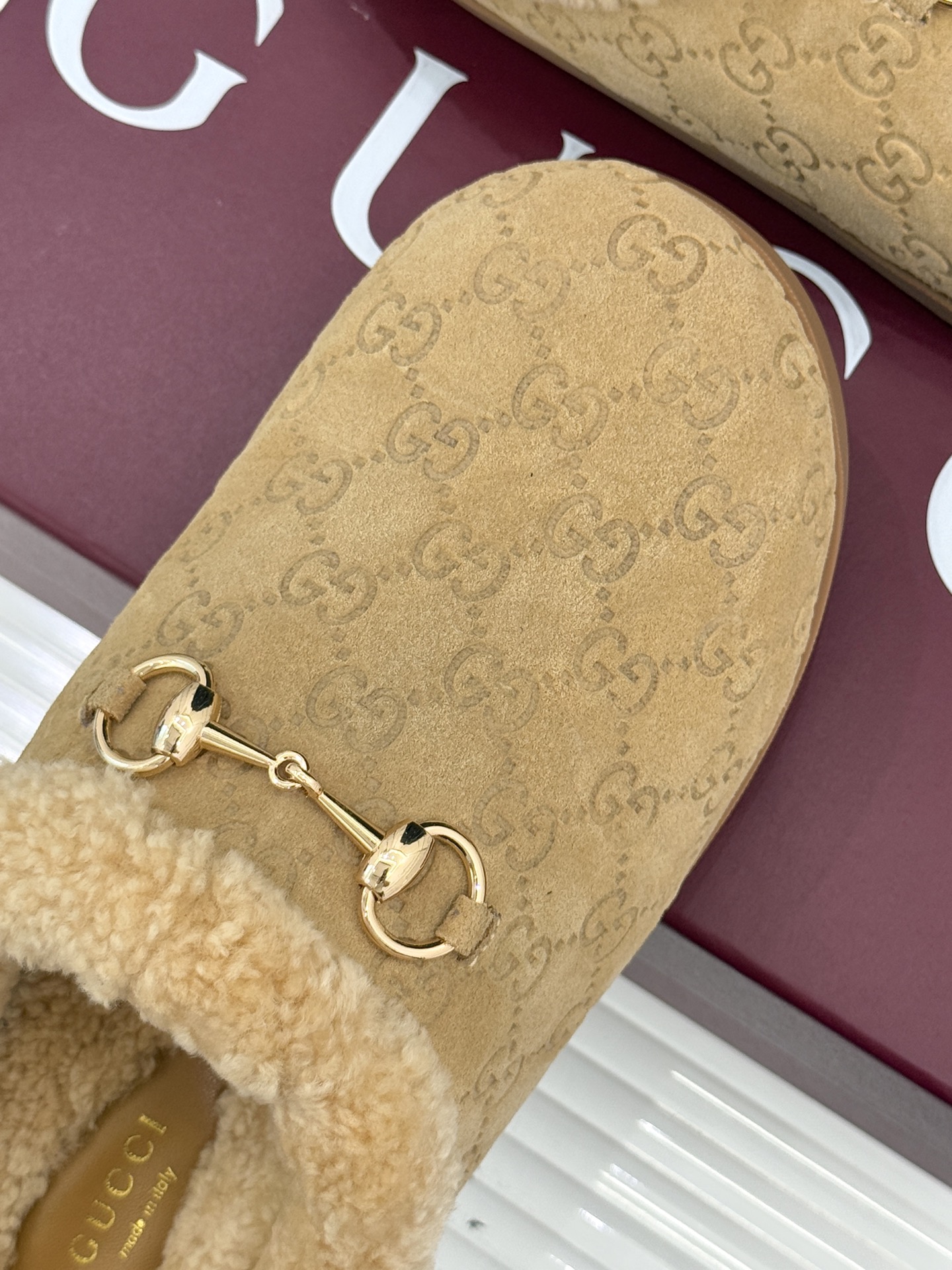 Gucci/古驰25WF新品马衔扣压花包头半拖毛拖经典马衔扣压花烙刻品牌基因进口柔软羊羔毛感裹住脚踝包头