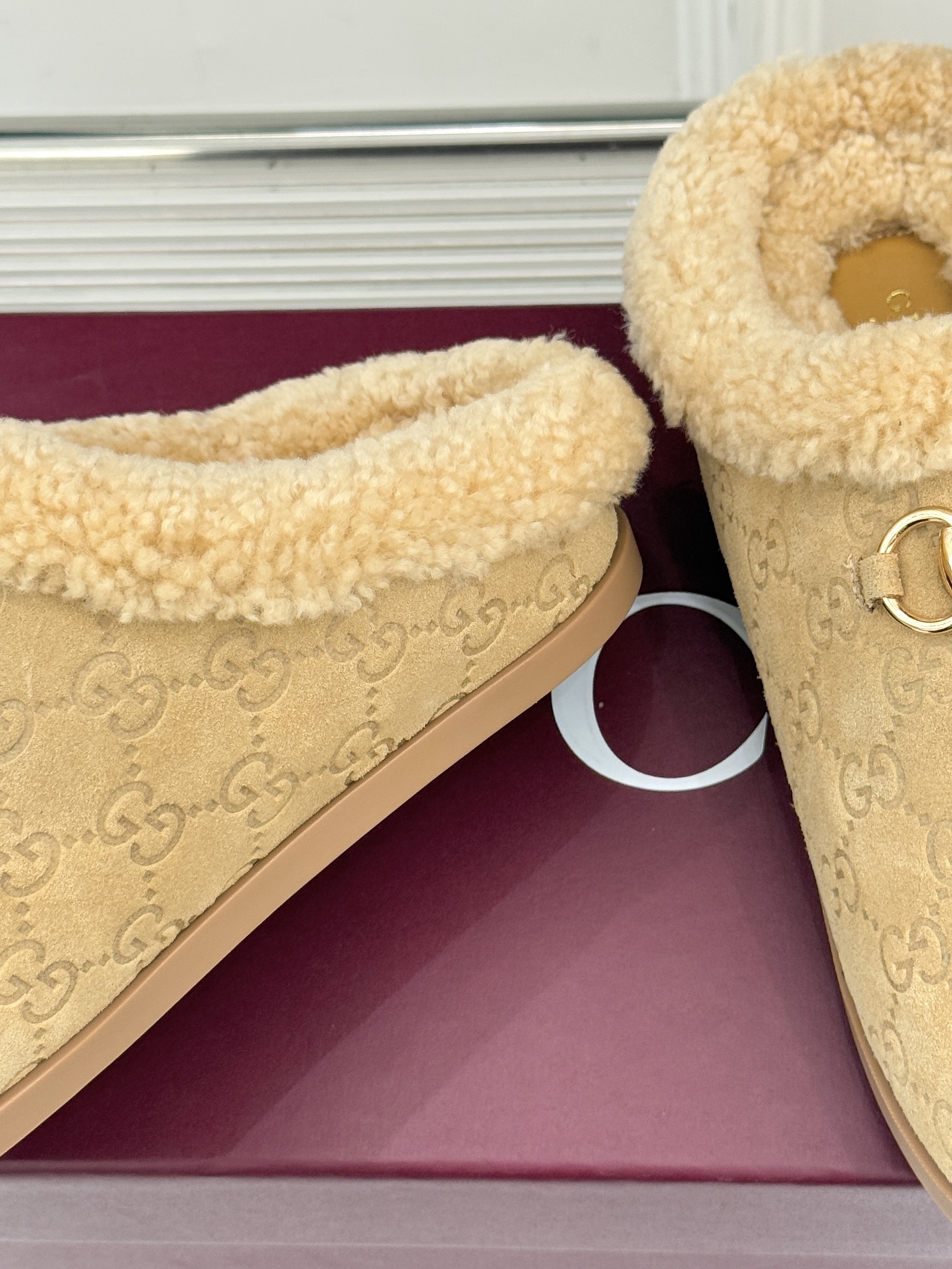 Gucci/古驰25WF新品马衔扣压花包头半拖毛拖经典马衔扣压花烙刻品牌基因进口柔软羊羔毛感裹住脚踝包头