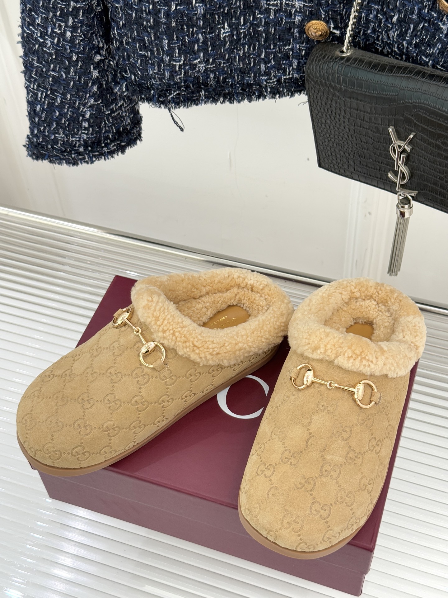 Gucci/古驰25WF新品马衔扣压花包头半拖毛拖经典马衔扣压花烙刻品牌基因进口柔软羊羔毛感裹住脚踝包头