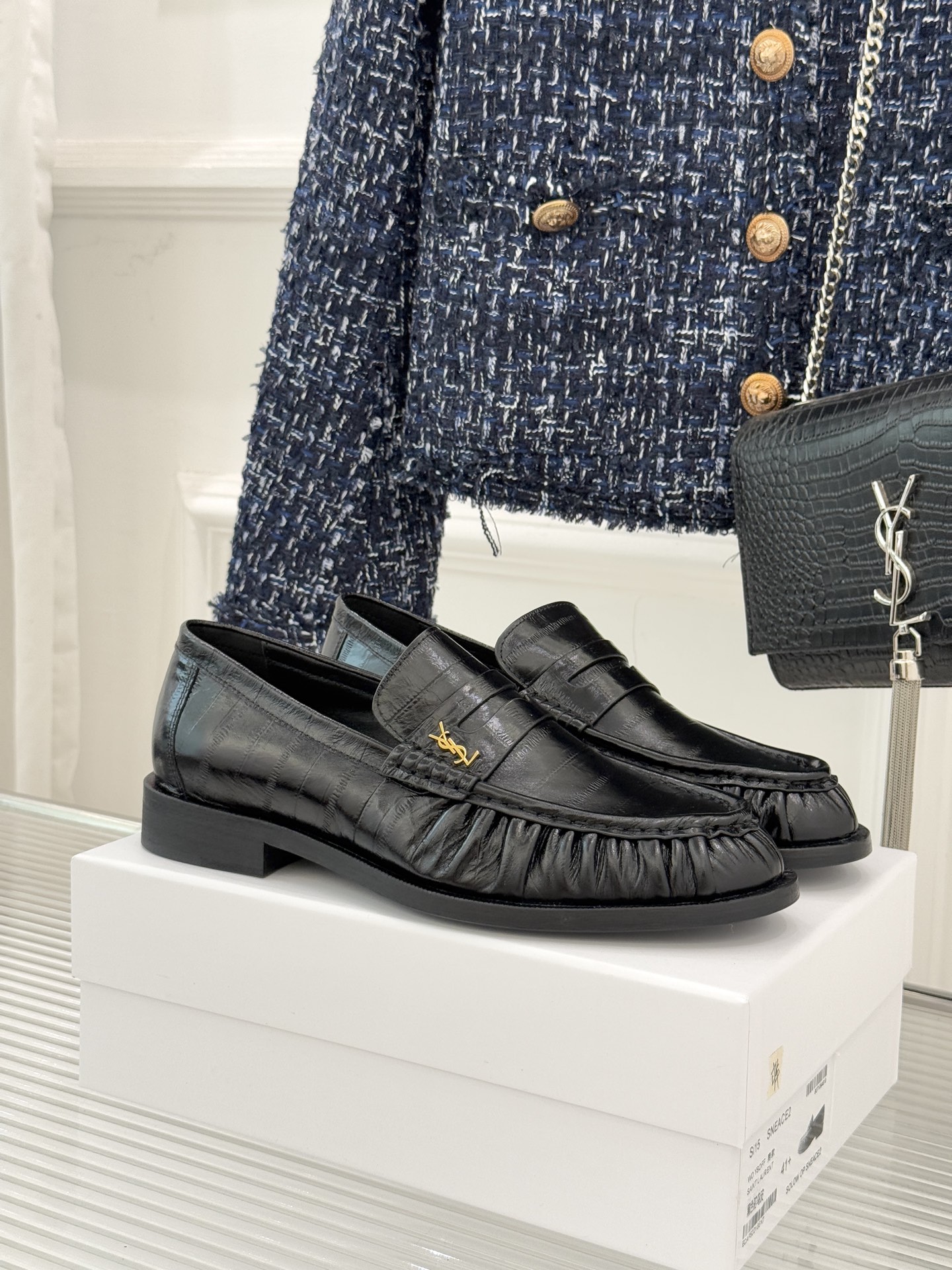 NO:577225,Men's shoes Saint Lauren* Saint Laurent 2025 YSL small logo pleated couple style loafers. The iconic small logo is the soul of this pair of shoes. It is presented on the shoe body in a low-key and delicate manner. Different from the big and flamboyant logo, it is quiet but eye-catching. It outlines YSL's unique fashion DNA with simple lines and inadvertently reveals the brand's profound heritage. The classic almond-shaped design of the toe cleverly modifies the foot shape and visually lengthens the foot line.  Showing elegance and delicacy. Every date and trip that the couple goes together becomes a low-key and profound style souvenir due to the tacit blessing of this pair of shoes. The fabric is made of original customized leather, the inner foot pads are all sheepskin, and the genuine leather outsole imported from Italy. Size 35-39 for women (customized at 40/41/42), 38-44 for men (customized at 45/46/47), loafers, saint laurent, saint laurent, saint  laurent,loafers,sheepskin,leather soles19860909男鞋 Saint Lauren*圣罗兰2025YSL小logo 褶皱情侣款乐福鞋 标志性的小logo是这双鞋的灵魂所在 以低调而精致的姿态呈现于鞋身之上. 不同于张扬的大标识 它安静却醒目 用简洁线条勾勒出YSL独有的时尚DNA 在不经意间透露出品牌的深厚底蕴 鞋头的经典杏仁形设计 巧妙修饰脚型 在视觉上拉长足部线条 彰显优雅与秀气 . 情侣共赴的每一场约会 每一次出行 都因这双鞋的默契加持 成为低调又深刻的风格纪念. 面料采用原版定制皮料 内里垫脚均为羊皮 意大利进口真皮大底 size女35-39（40/41/42定制） 男38-44（45/46/47定制）,乐福鞋,saint laurent,saint laurent,saint laurent,loafers,sheepskin,Leather soles,Women's Shoes