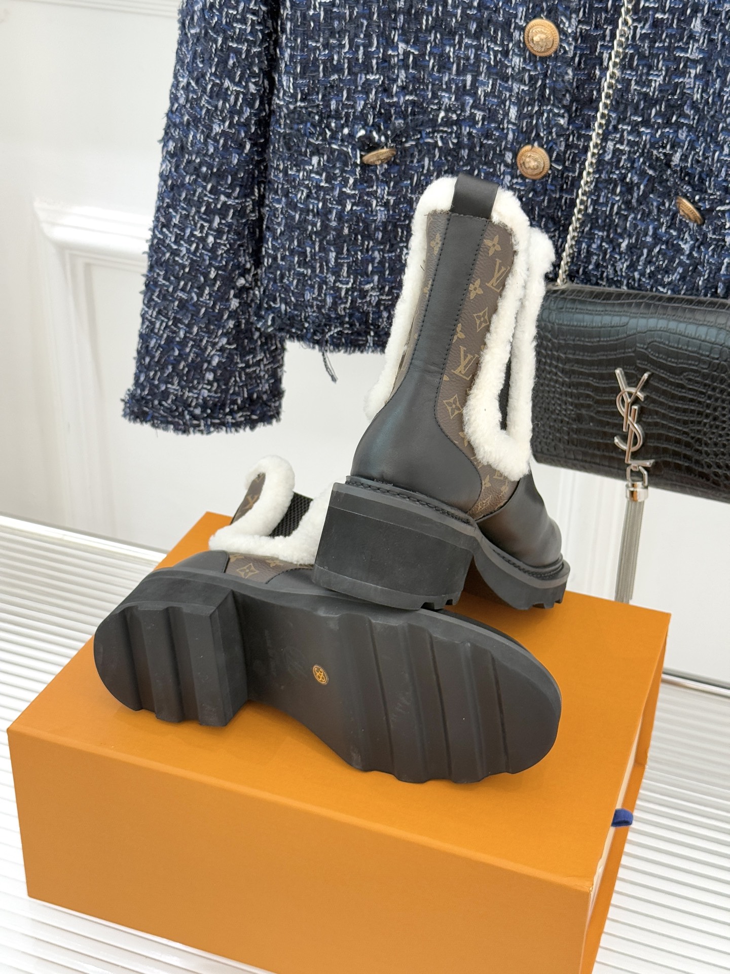 驴牌25WF秋冬新品老花羊毛边切尔西厚底短靴当切尔西靴的利落廓形碰撞LV百年基因这款短靴以「复古暖意」重