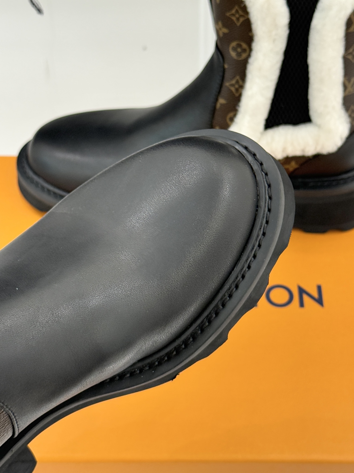 驴牌25WF秋冬新品老花羊毛边切尔西厚底短靴当切尔西靴的利落廓形碰撞LV百年基因这款短靴以「复古暖意」重