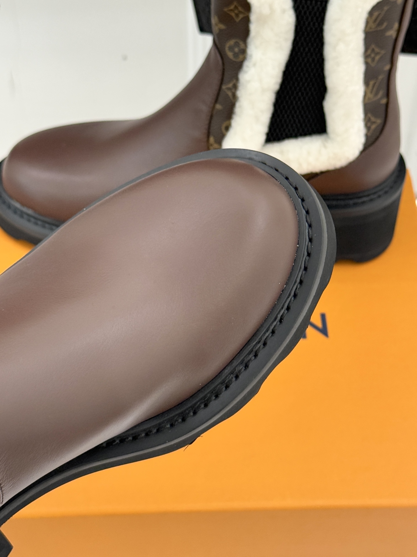 驴牌25WF秋冬新品老花羊毛边切尔西厚底短靴当切尔西靴的利落廓形碰撞LV百年基因这款短靴以「复古暖意」重