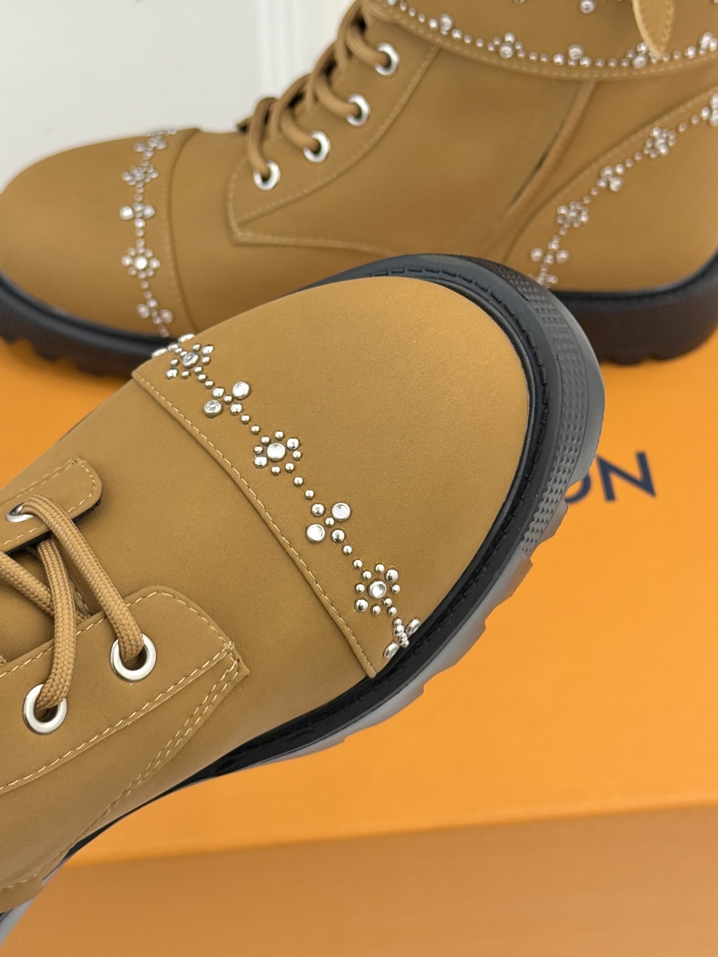 驴牌25WF秋冬新品水钻lv皮带扣厚底马丁靴当马丁靴的率性基因邂逅LV的奢华密码这款水钻皮带扣厚底短靴以