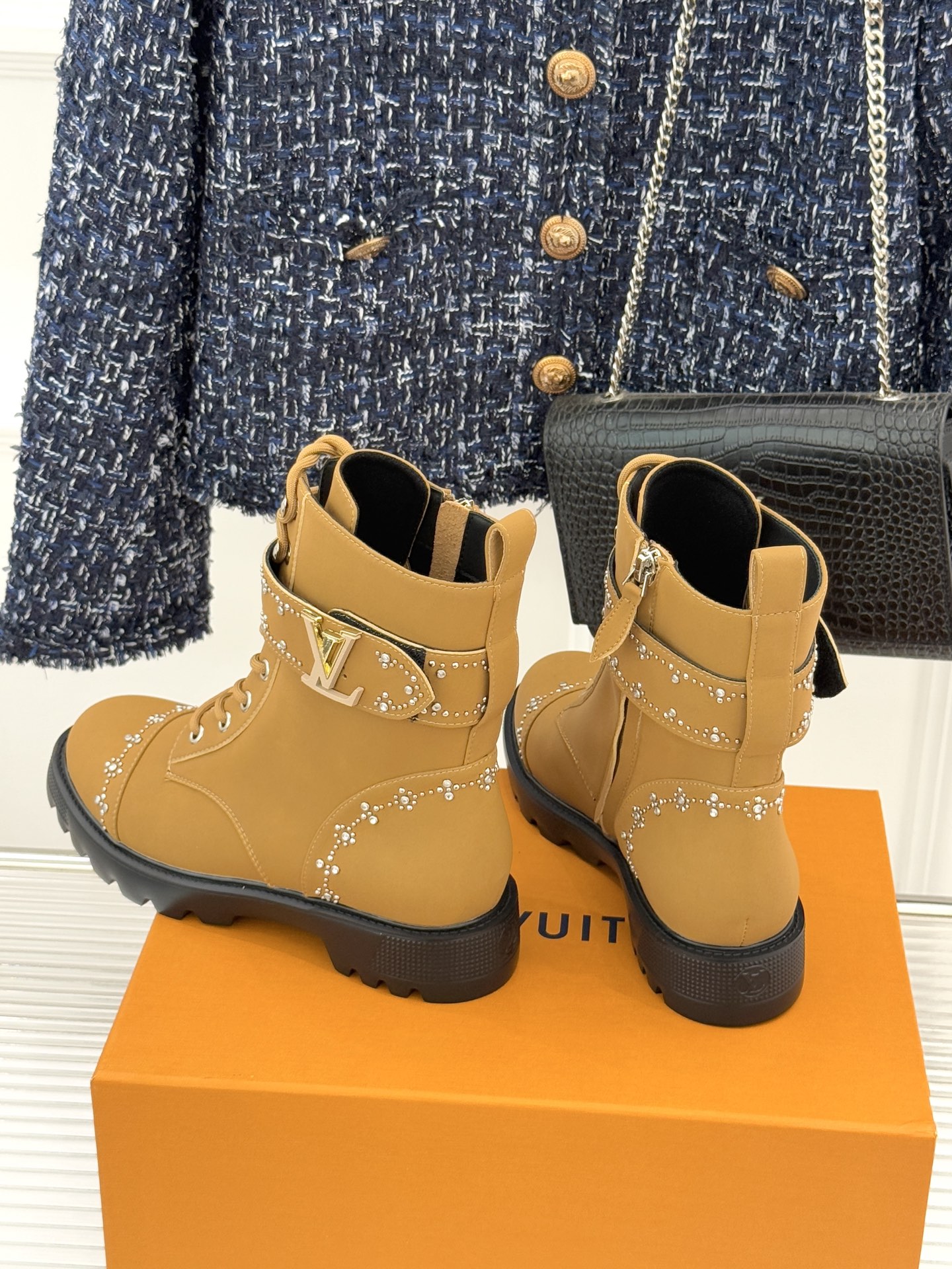 驴牌25WF秋冬新品水钻lv皮带扣厚底马丁靴当马丁靴的率性基因邂逅LV的奢华密码这款水钻皮带扣厚底短靴以