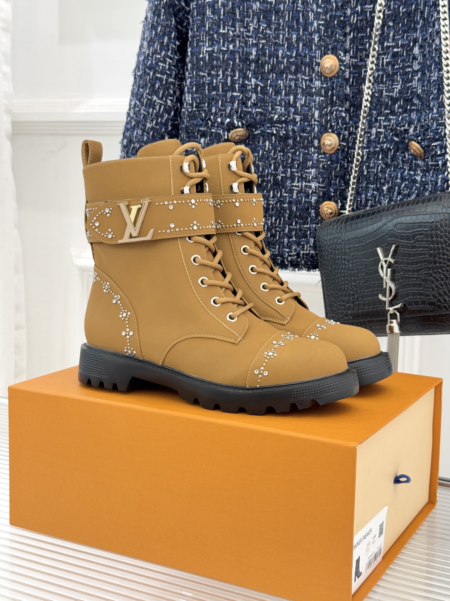 驴牌25WF秋冬新品水钻lv皮带扣厚底马丁靴当马丁靴的率性基因邂逅LV的奢华密码这款水钻皮带扣厚底短靴以