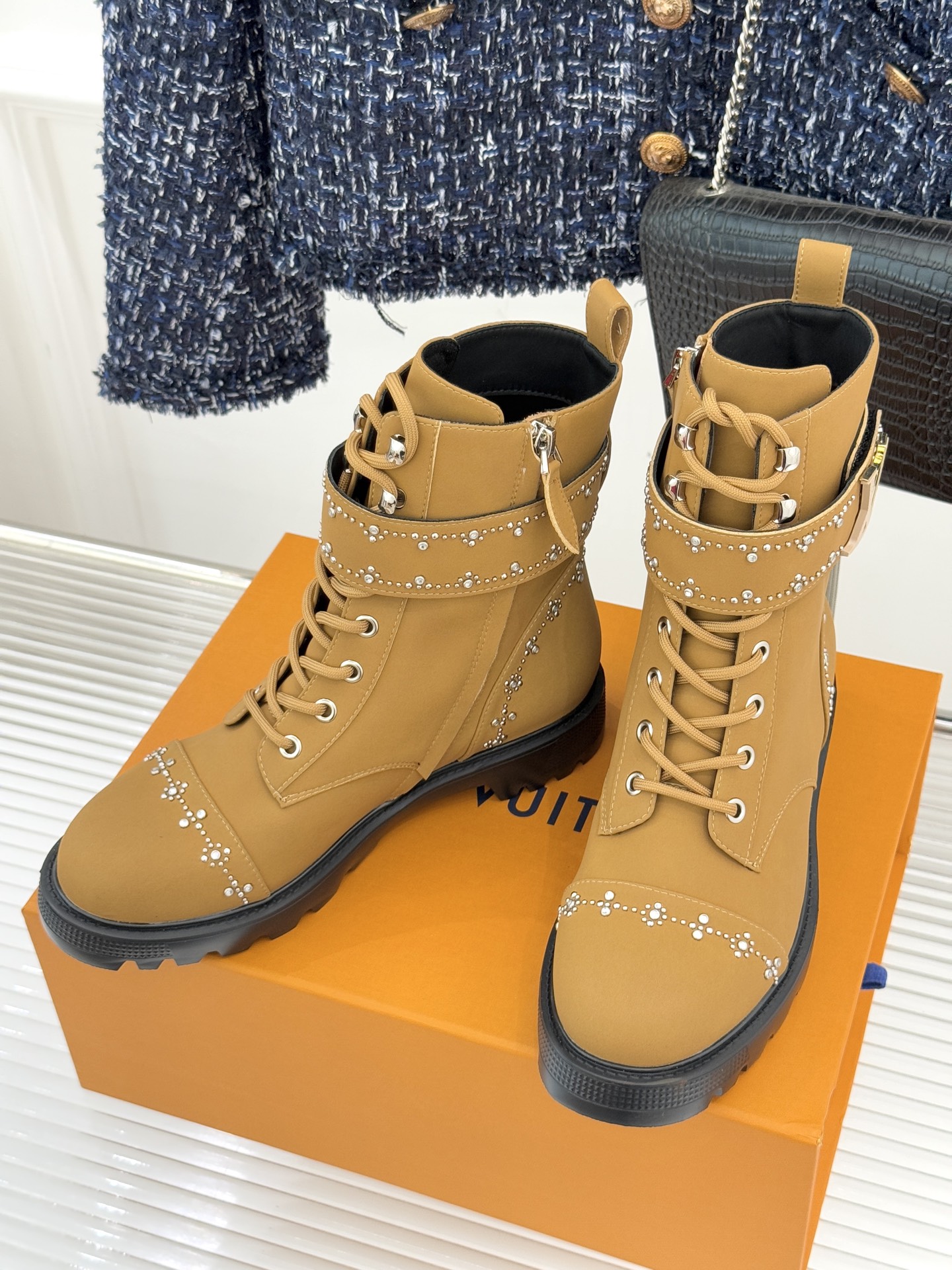 驴牌25WF秋冬新品水钻lv皮带扣厚底马丁靴当马丁靴的率性基因邂逅LV的奢华密码这款水钻皮带扣厚底短靴以