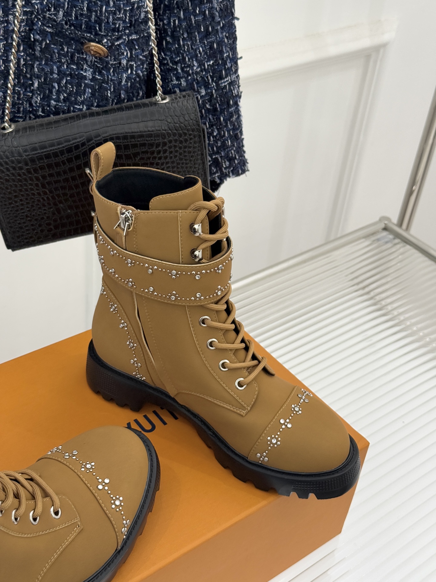 驴牌25WF秋冬新品水钻lv皮带扣厚底马丁靴当马丁靴的率性基因邂逅LV的奢华密码这款水钻皮带扣厚底短靴以