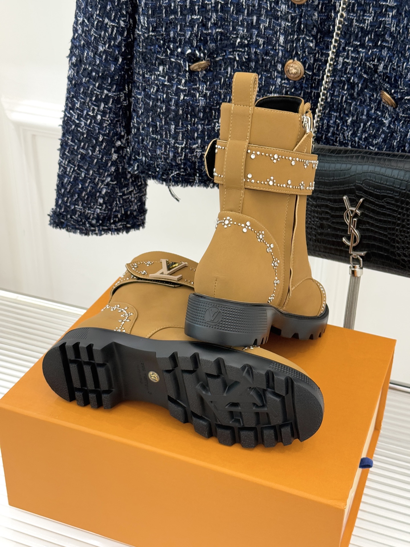 驴牌25WF秋冬新品水钻lv皮带扣厚底马丁靴当马丁靴的率性基因邂逅LV的奢华密码这款水钻皮带扣厚底短靴以