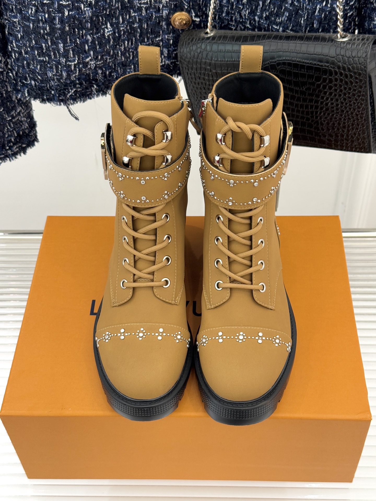 驴牌25WF秋冬新品水钻lv皮带扣厚底马丁靴当马丁靴的率性基因邂逅LV的奢华密码这款水钻皮带扣厚底短靴以