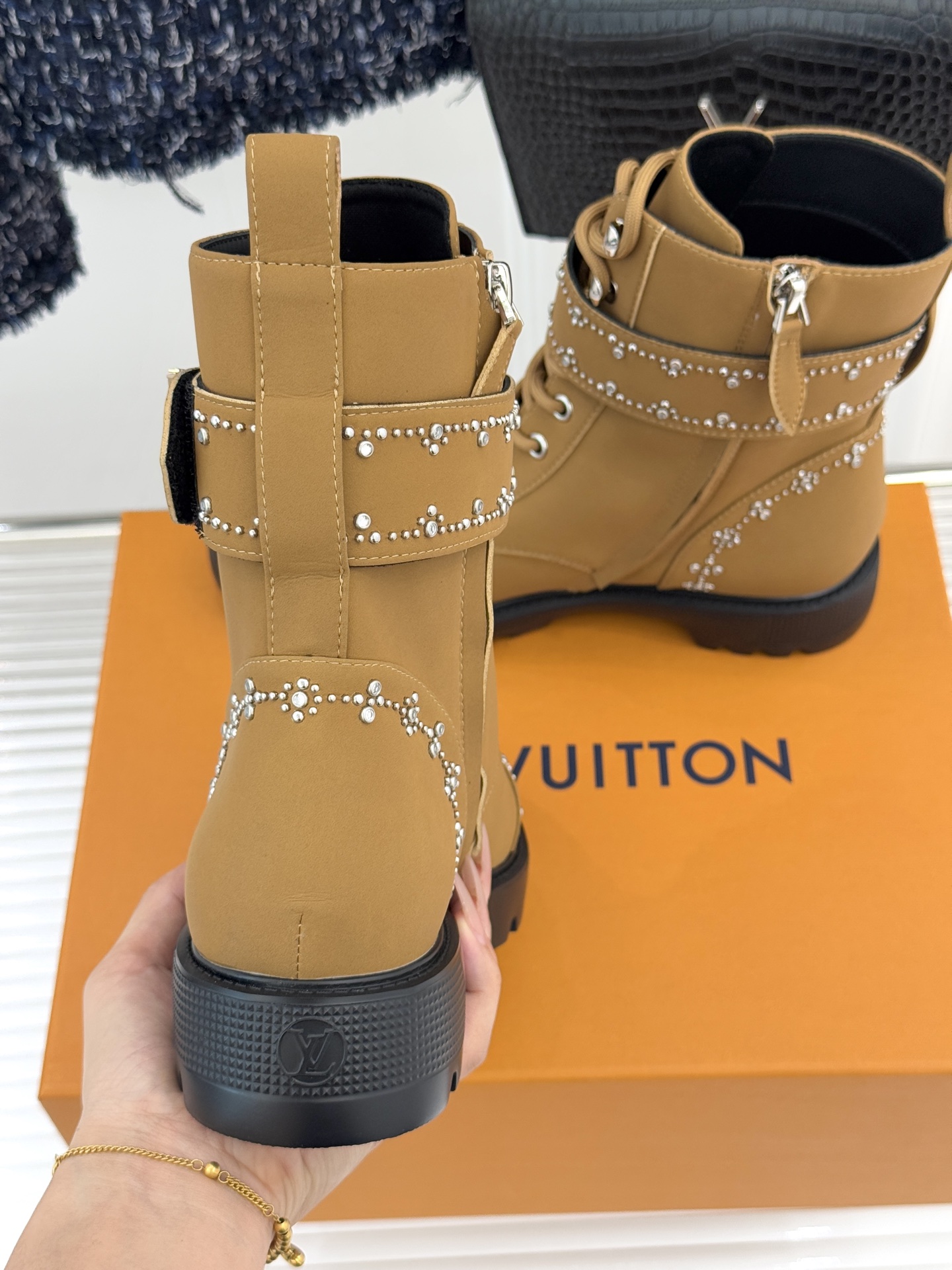 驴牌25WF秋冬新品水钻lv皮带扣厚底马丁靴当马丁靴的率性基因邂逅LV的奢华密码这款水钻皮带扣厚底短靴以